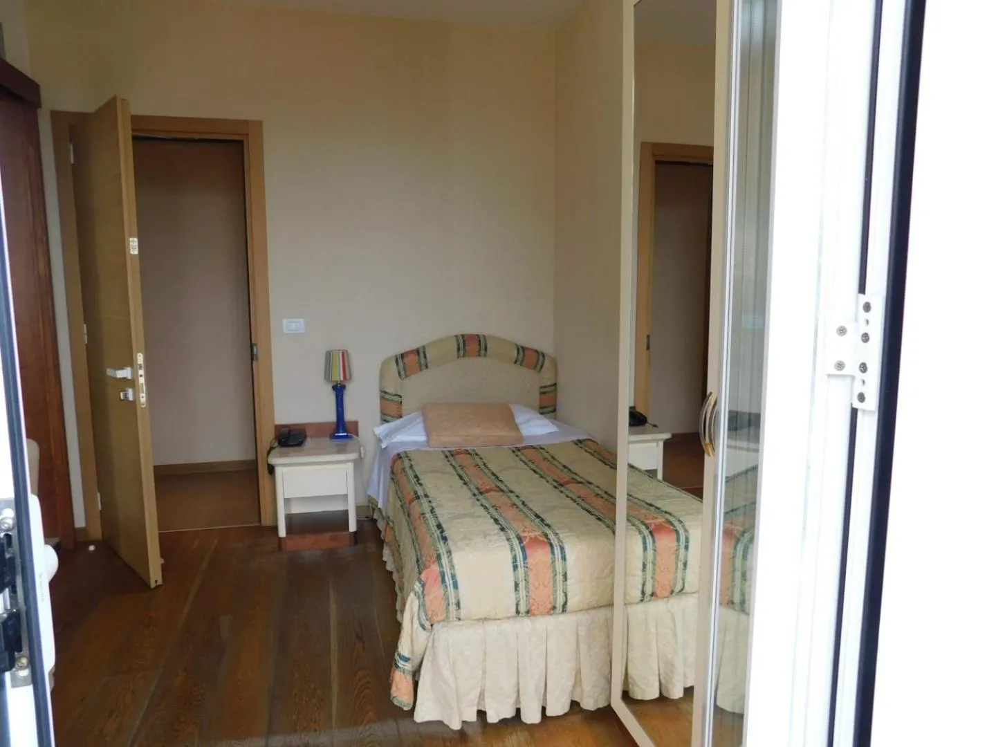 Shower, Bed in Hotel Bracciotti