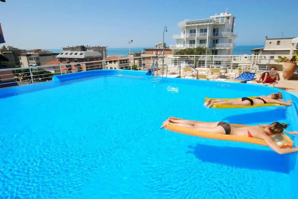 Swimming pool in Hotel Bracciotti