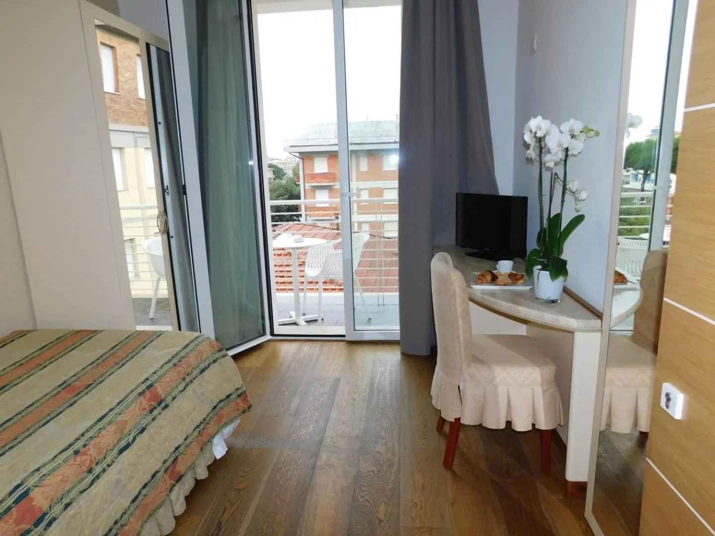 Shower, Bed in Hotel Bracciotti