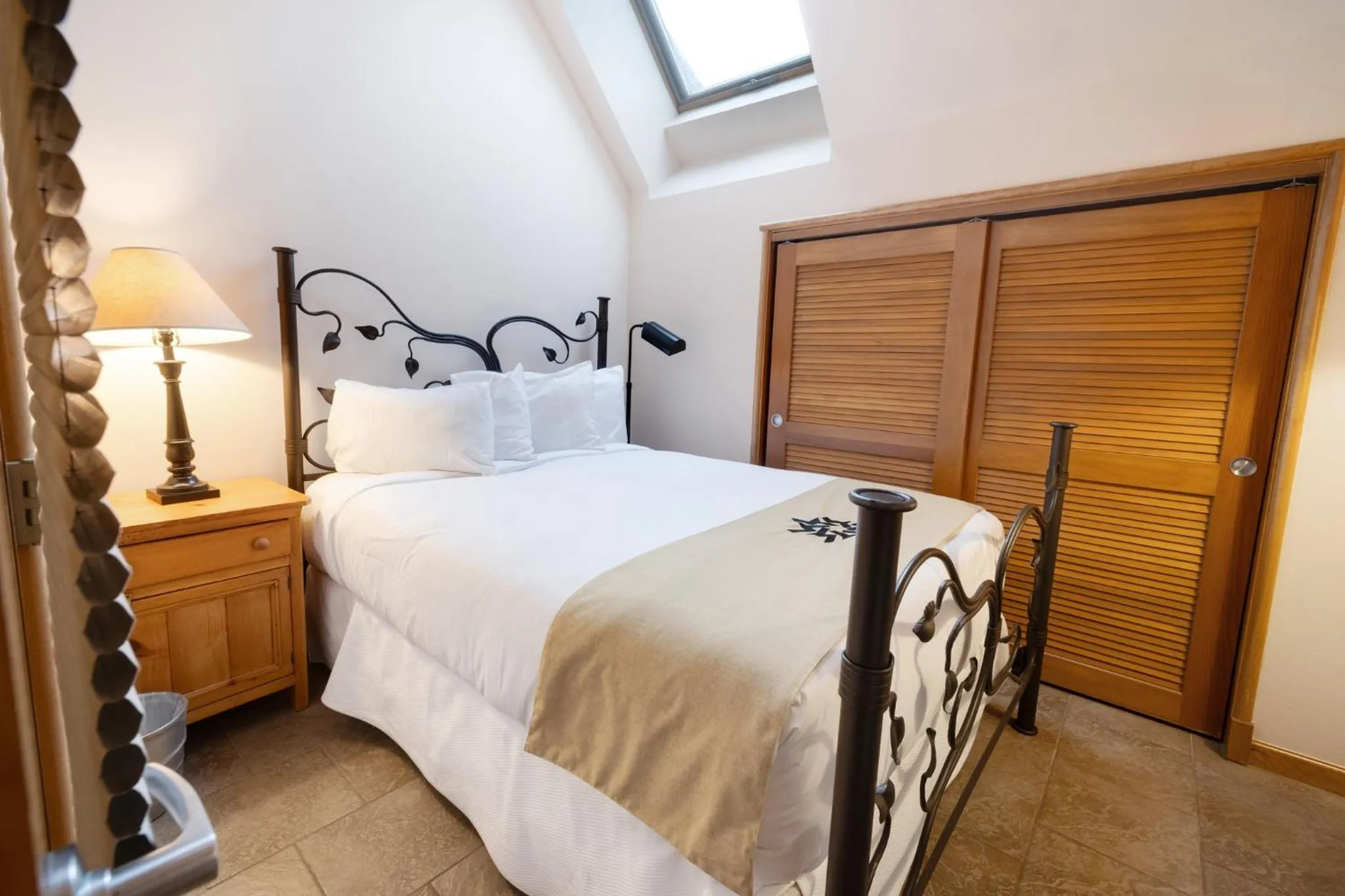 Bedroom, Bed in Jackpine & Black Bear Condos by Vail Resorts