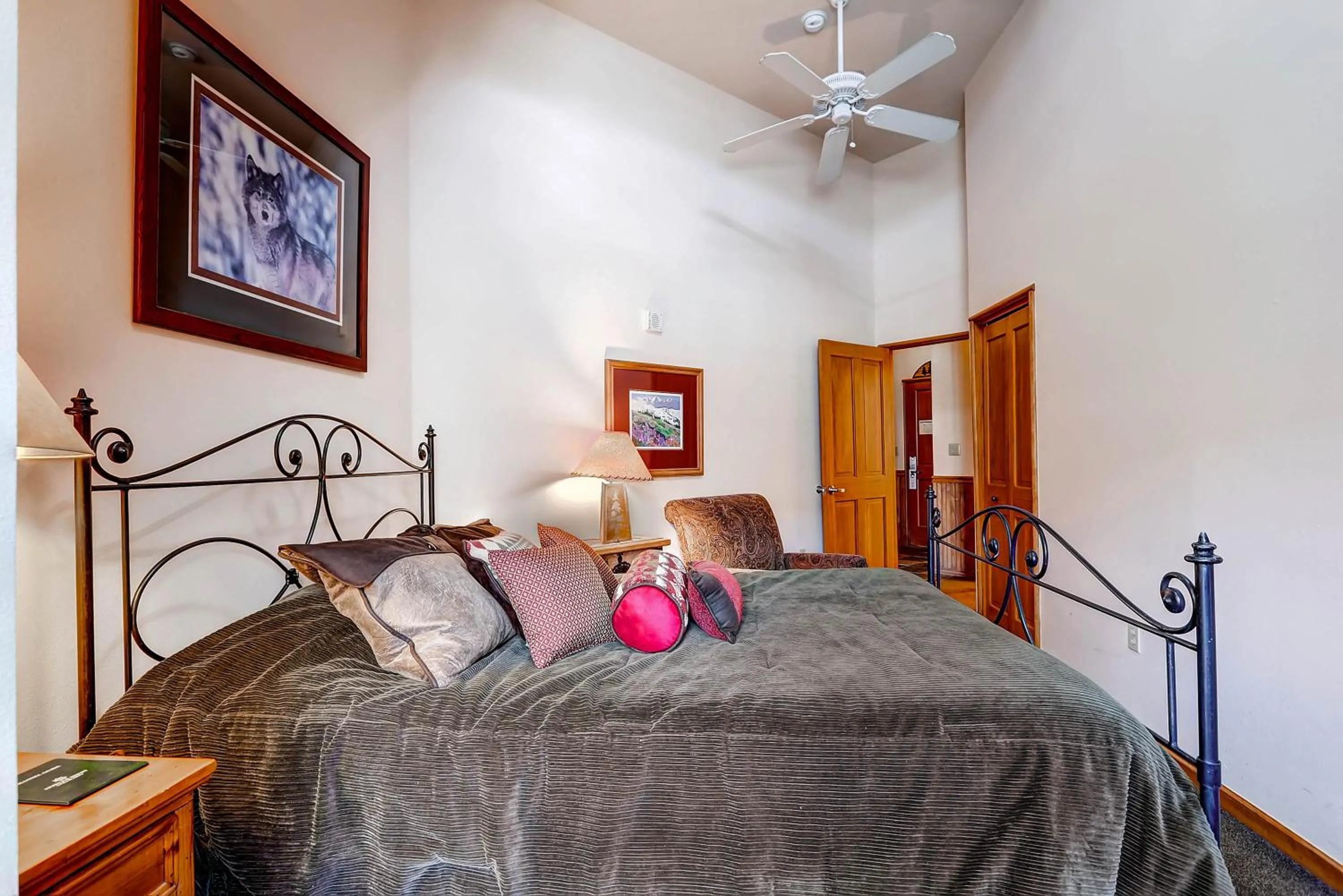 Bedroom, Bed in Jackpine & Black Bear Condos by Vail Resorts