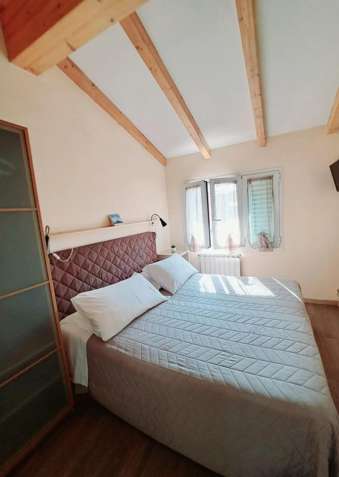 Photo of the whole room, Bed in Burlamacco Gold