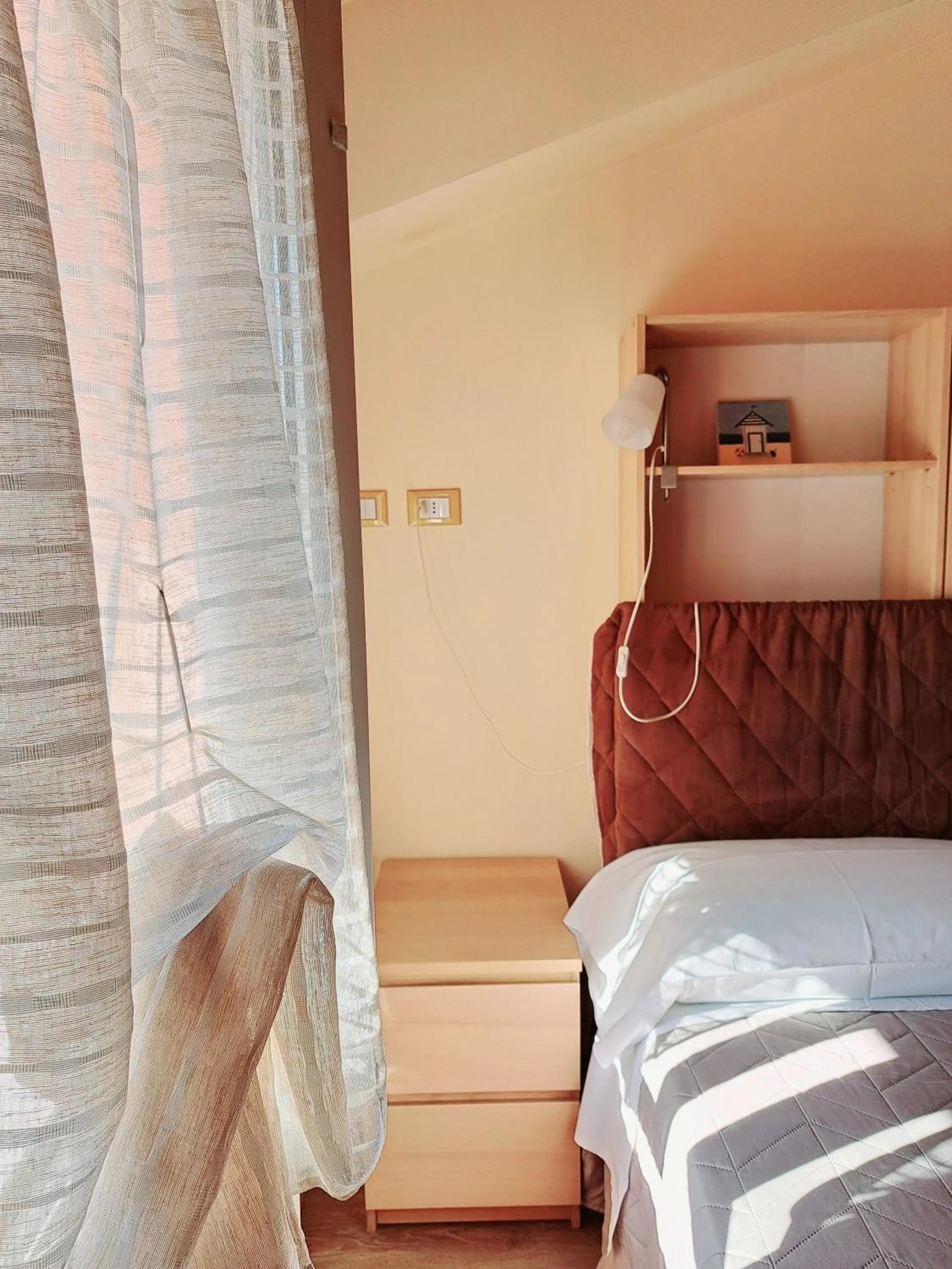 Photo of the whole room, Bed in Burlamacco Gold