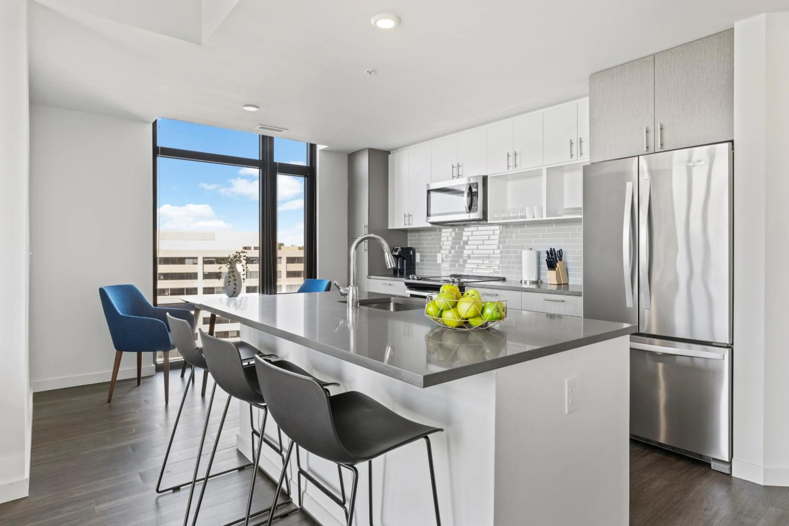 Kitchen or kitchenette in Placemakr Marymount Ballston