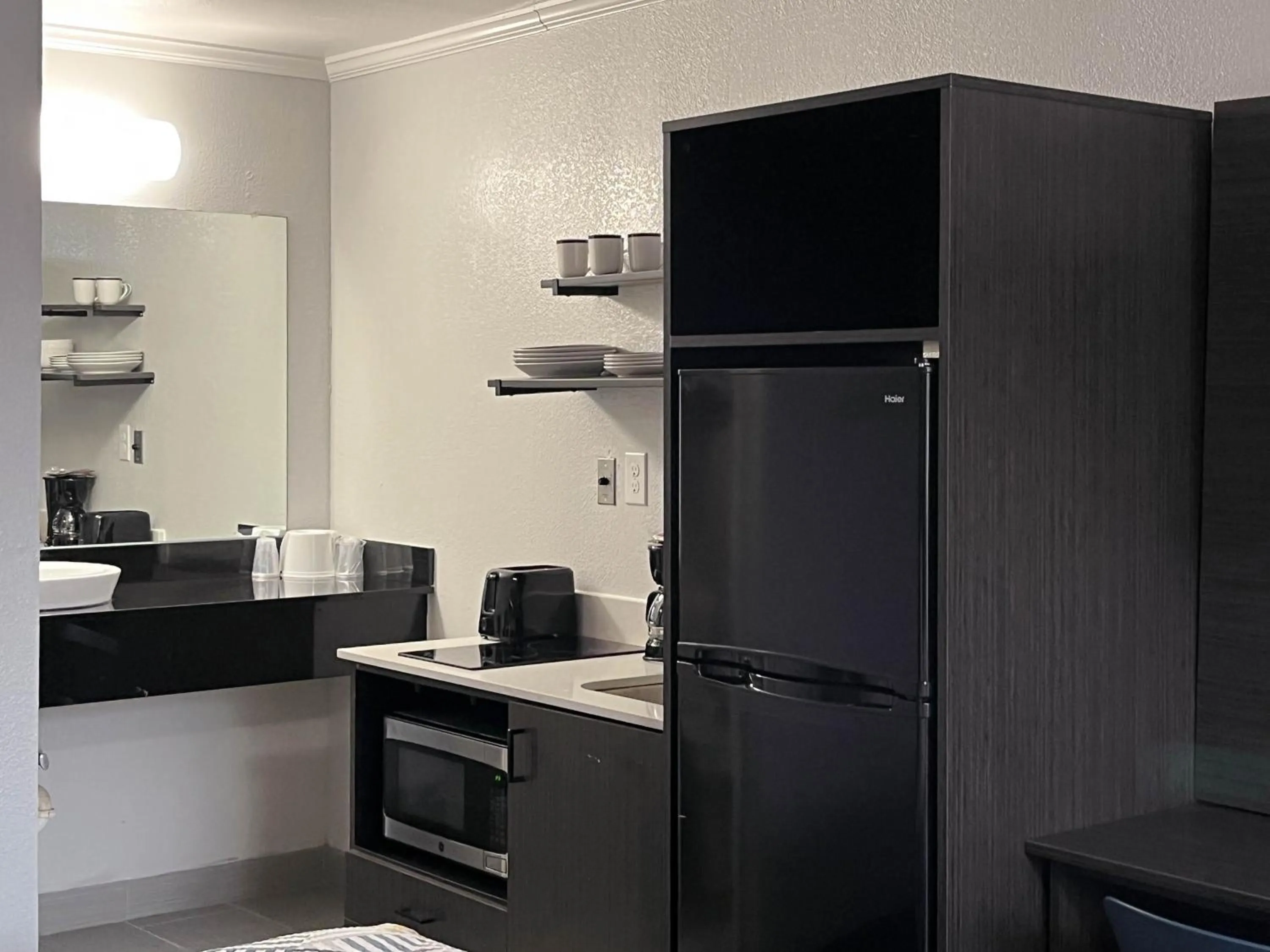 Kitchen or kitchenette in Studio 6 Bay Minette AL