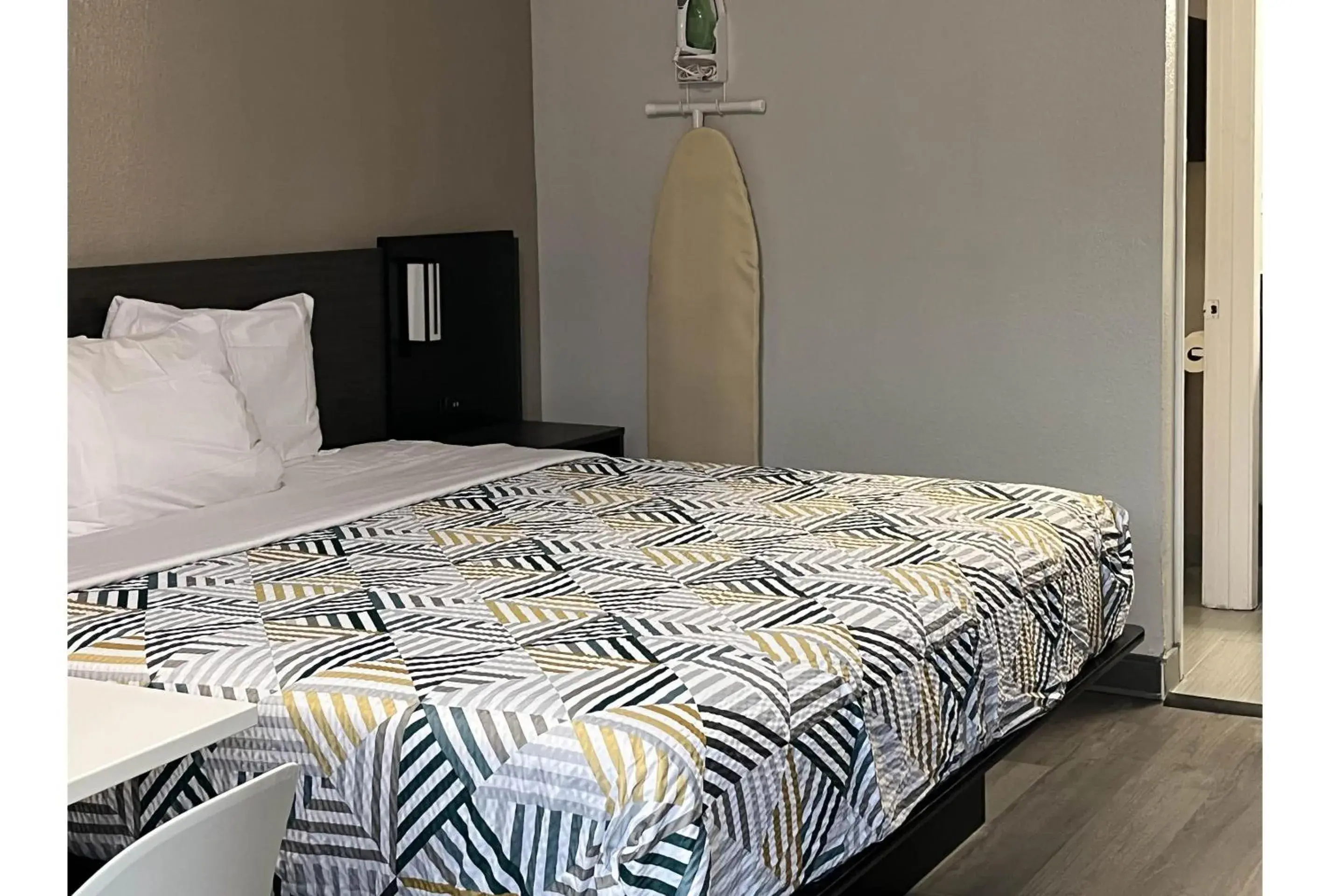 King Room - Non-Smoking in Studio 6 Bay Minette AL King Room - Non-Smoking in Studio 6 Bay Minette AL