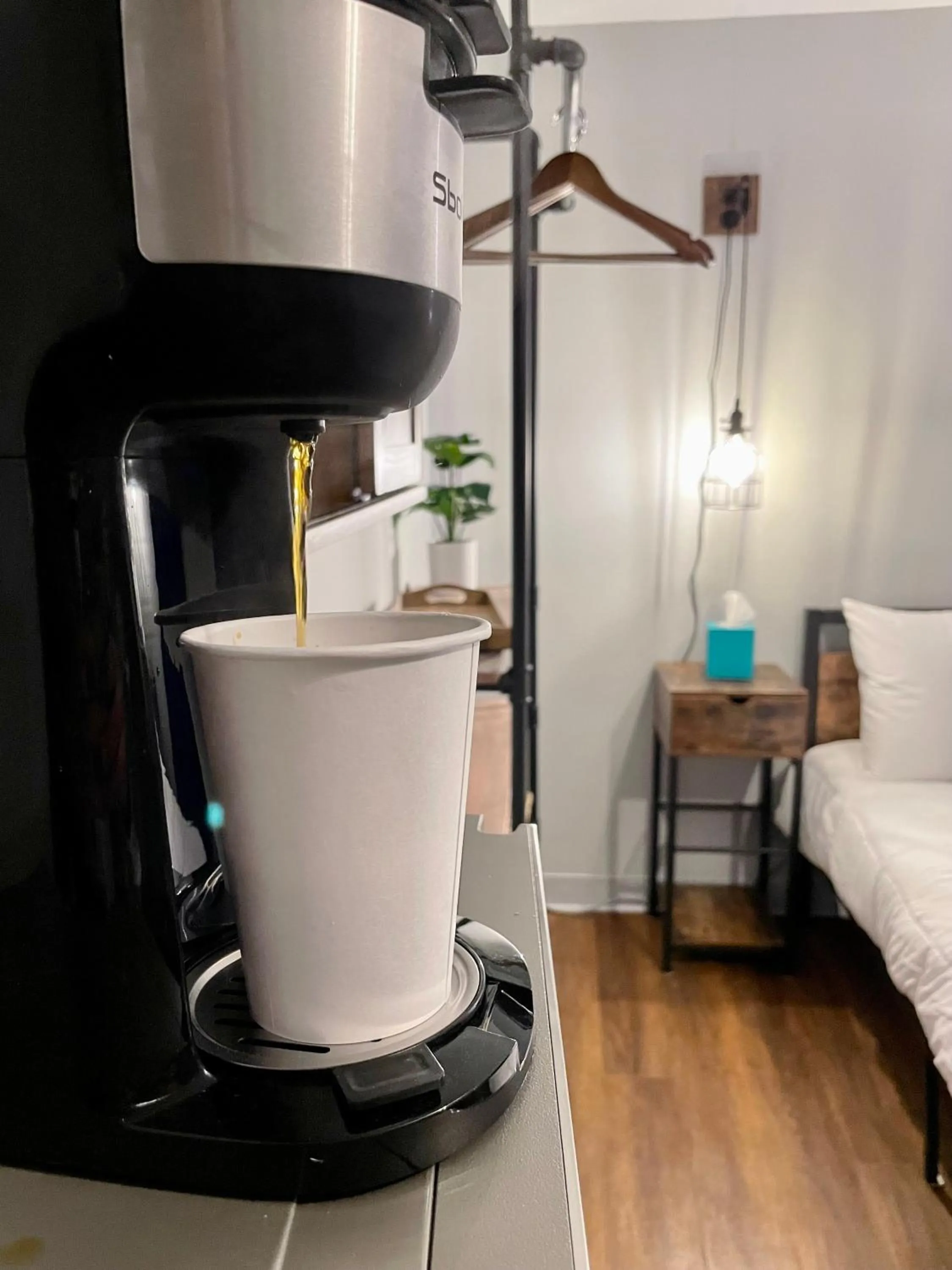 Coffee/tea facilities, Bed in Grand Central Hotel Richmond