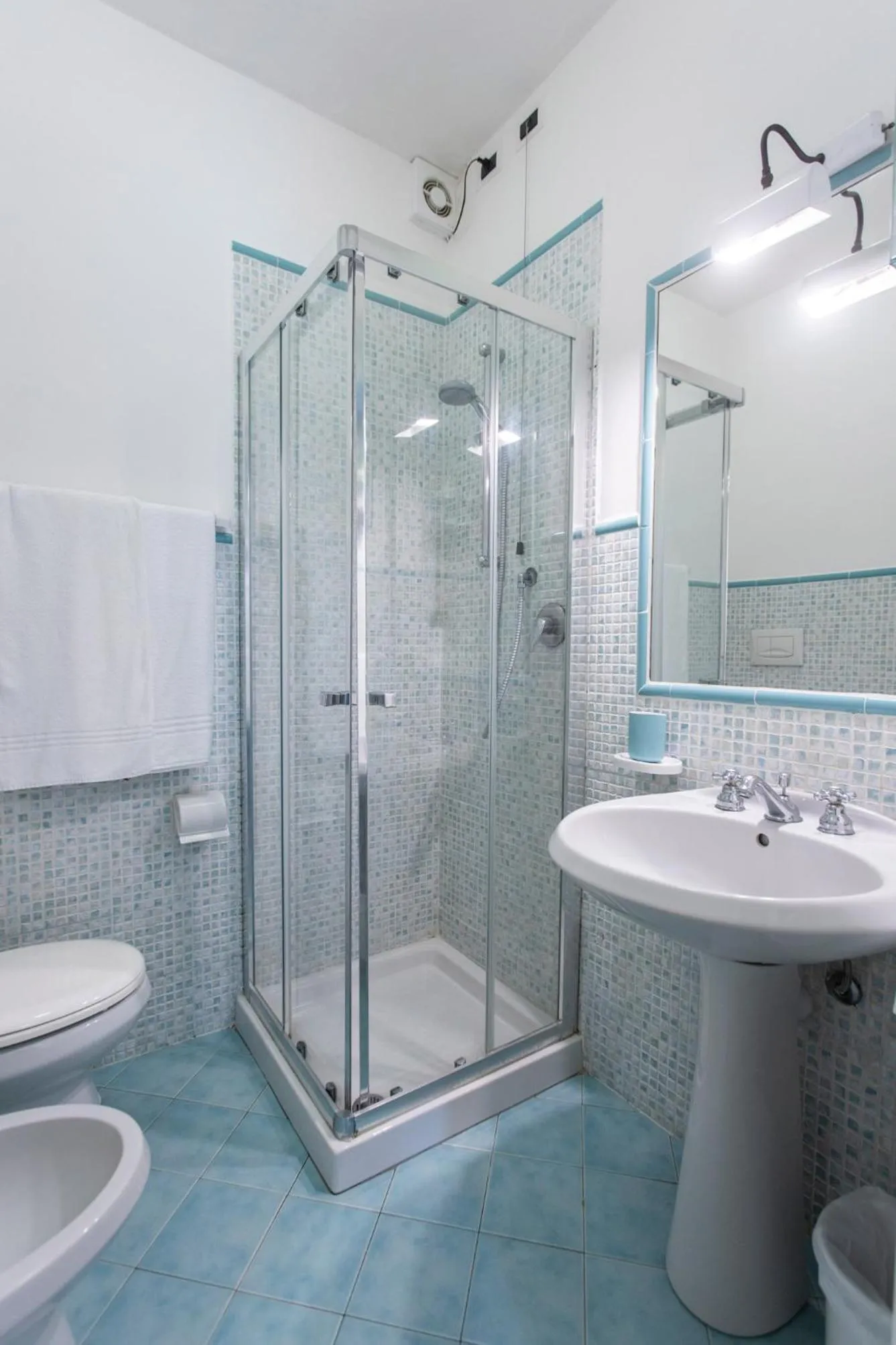 Shower in Hotel Valle Verde