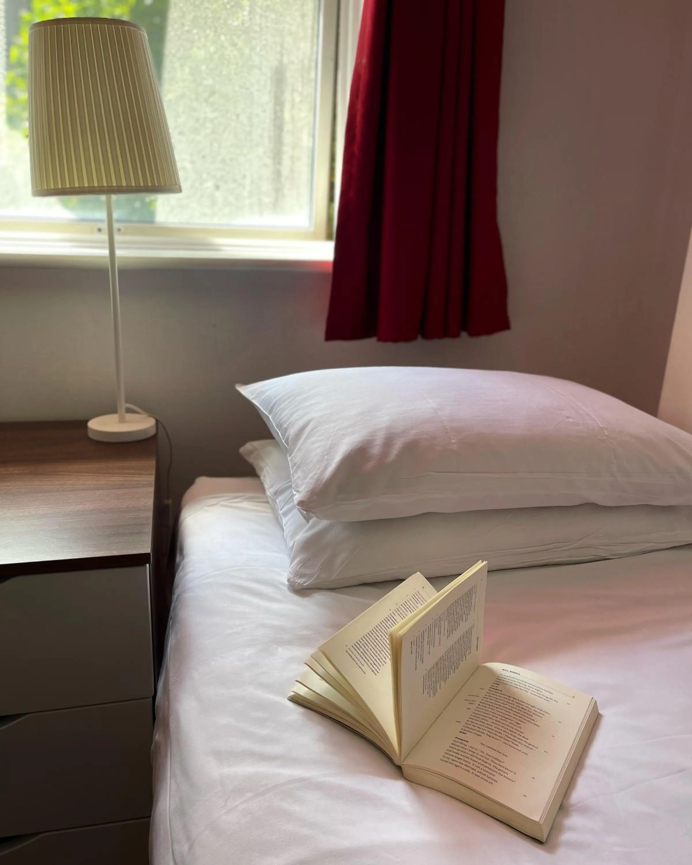 Bedroom, Bed in 62-66 Farringdon Apartments