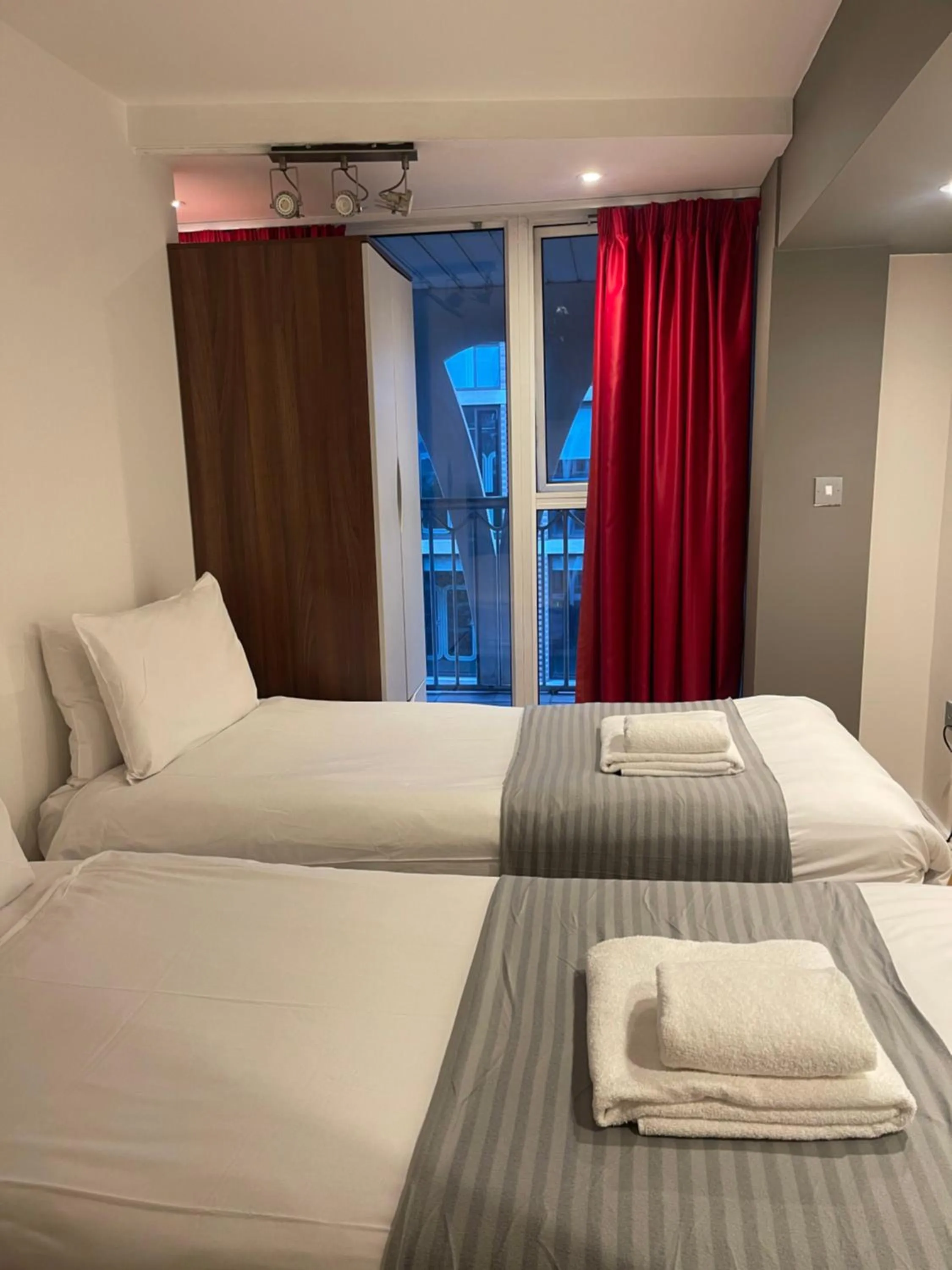 Photo of the whole room, Bed in 62-66 Farringdon Apartments