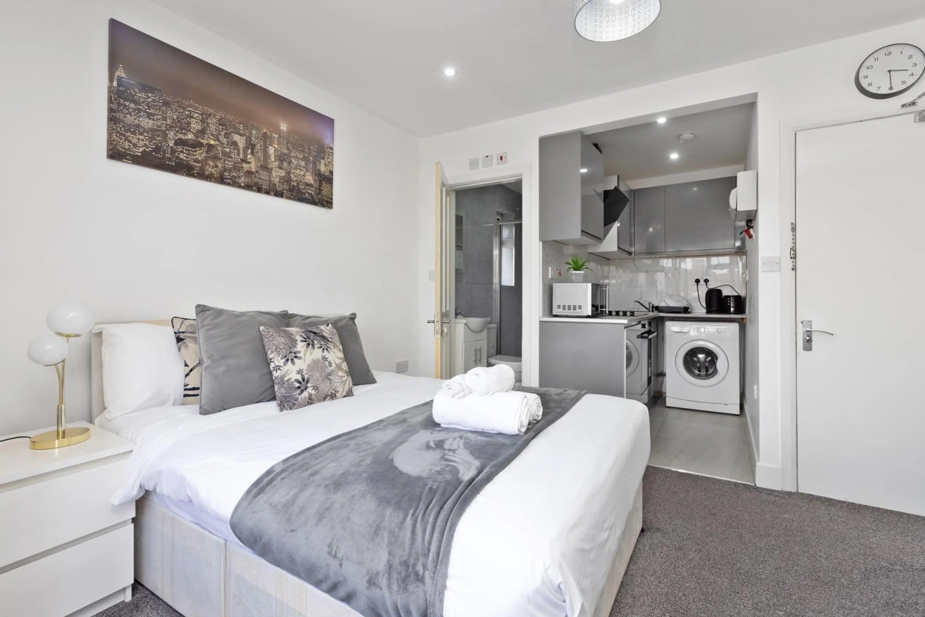 Bed in Apartment - Sleeps 5 & Free Parking