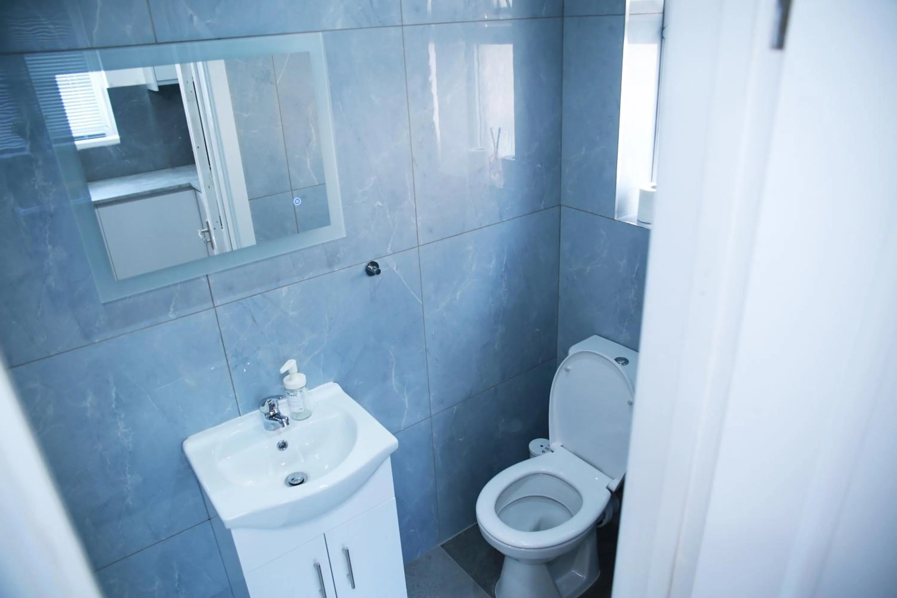 Toilet in Apartment - Sleeps 5 & Free Parking