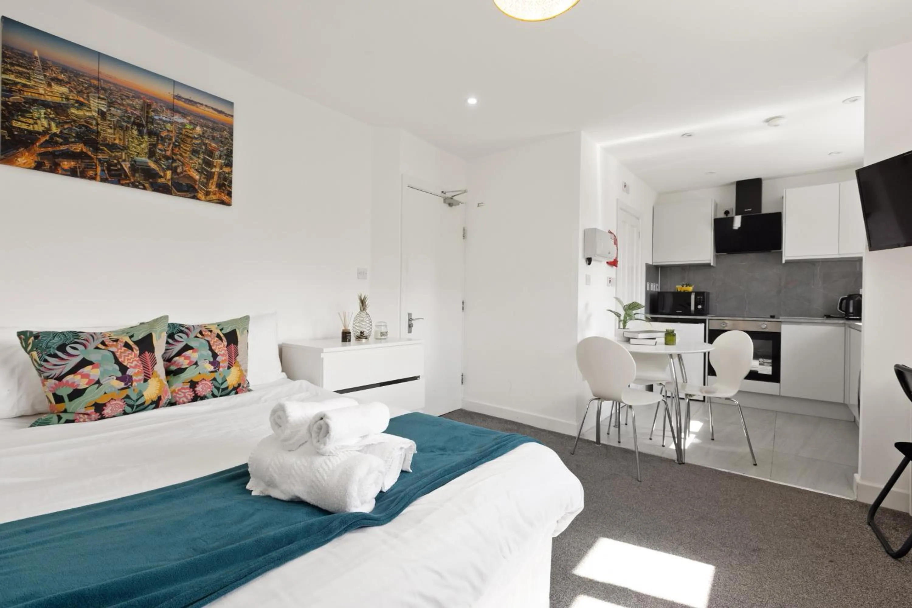 Bed in Apartment - Sleeps 5 & Free Parking