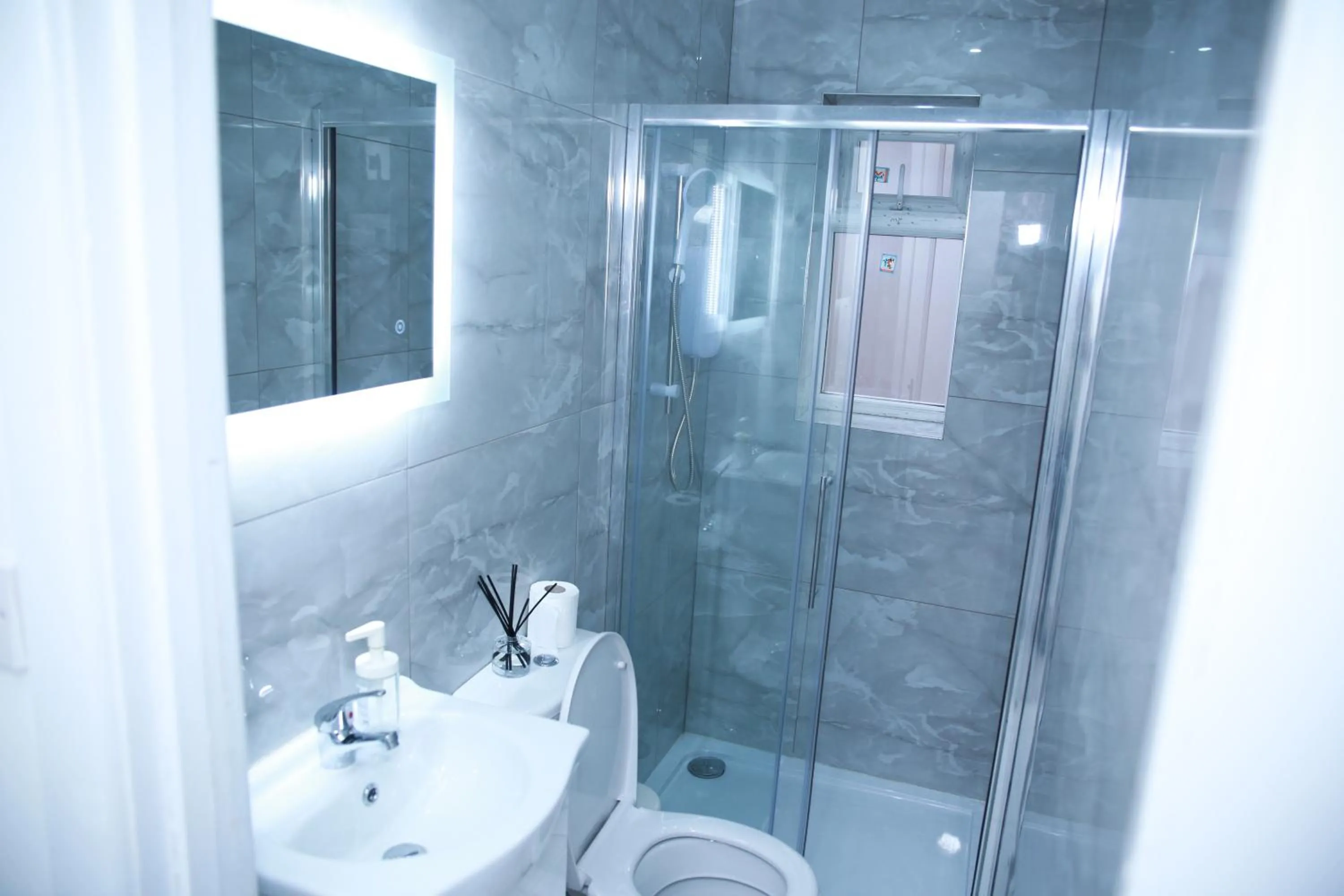 Shower in Apartment - Sleeps 5 & Free Parking