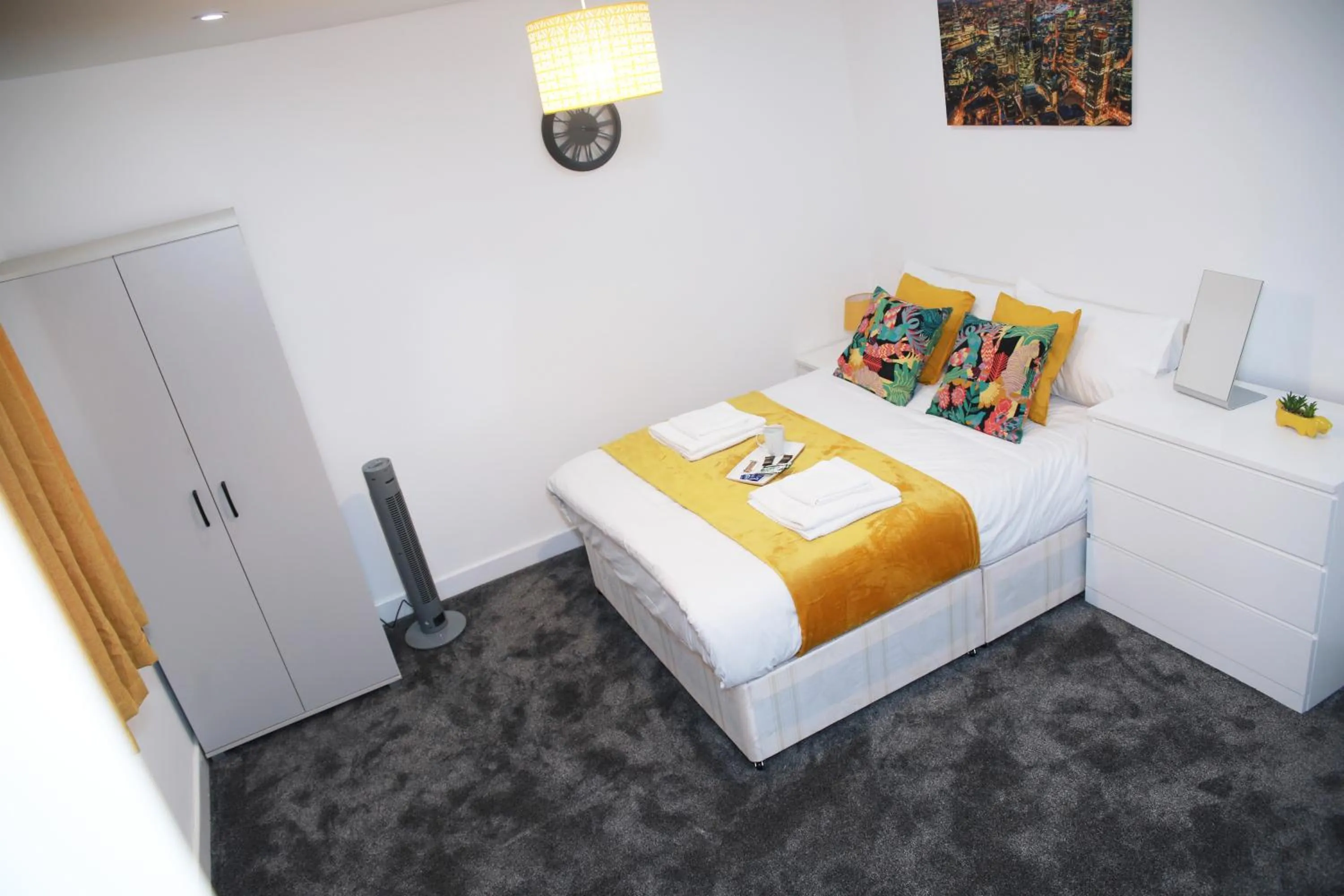 Photo of the whole room, Bed in Apartment - Sleeps 5 & Free Parking