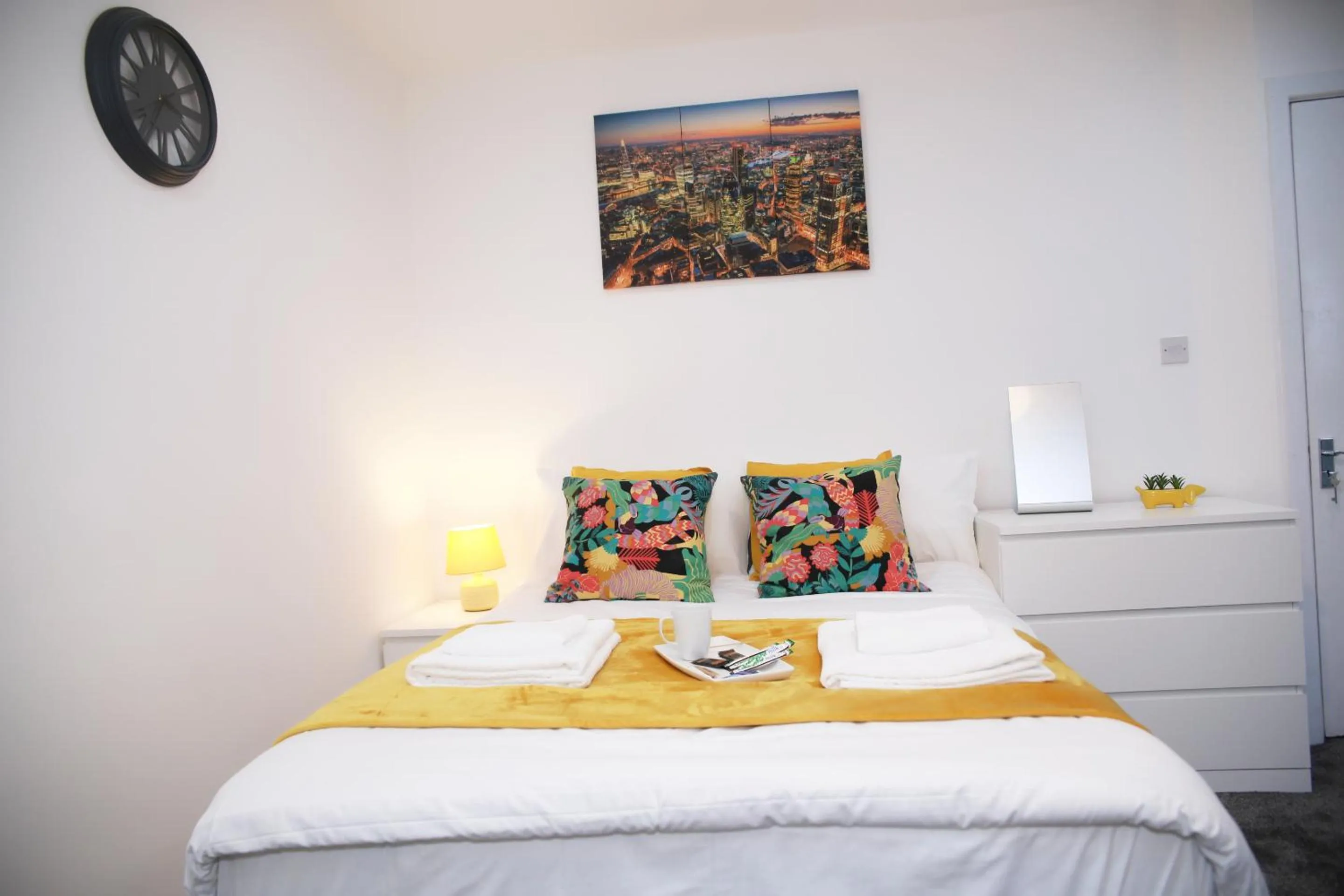 Bedroom, Bed in South Harrow Apartment