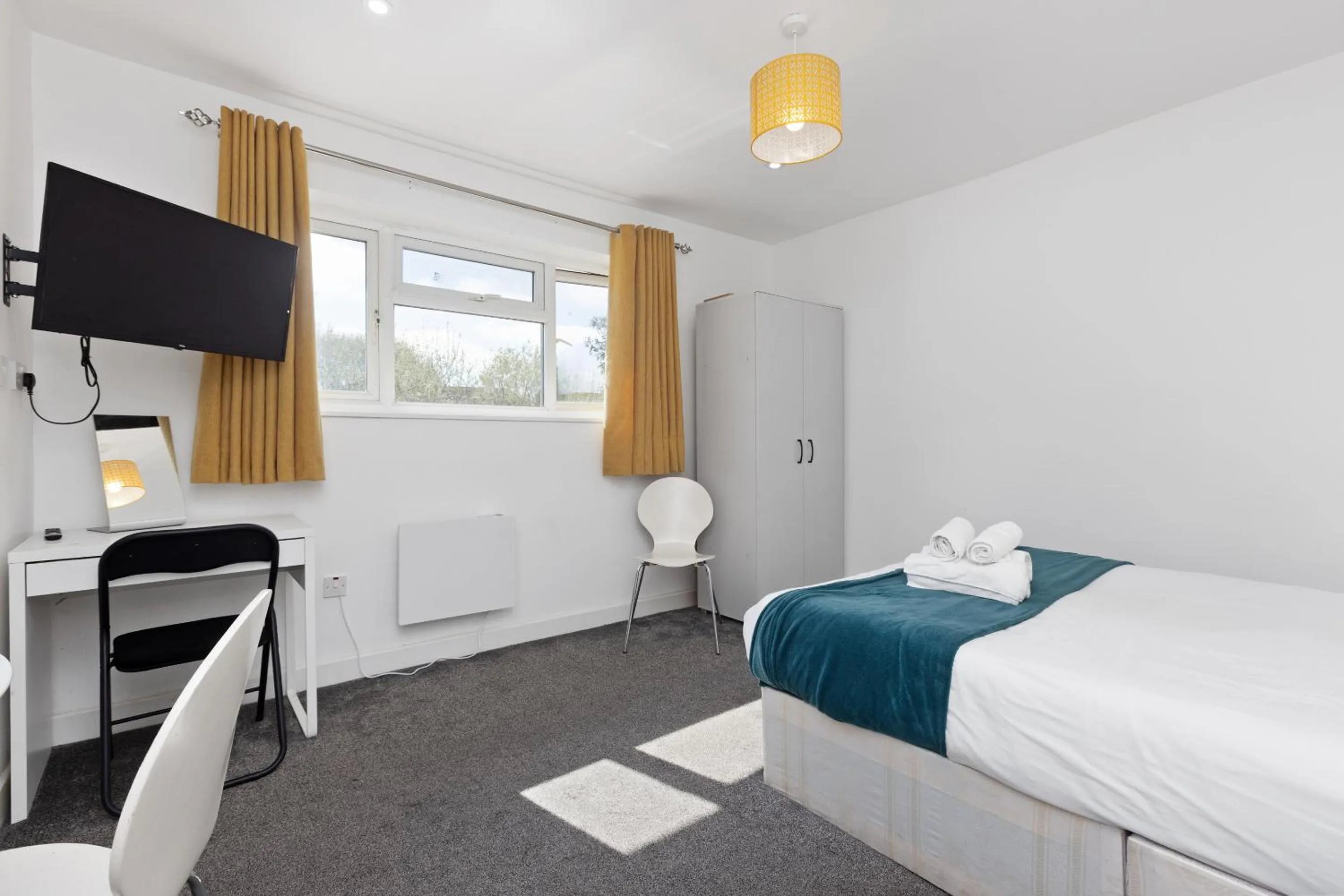 Bathroom, Bed in South Harrow Apartment