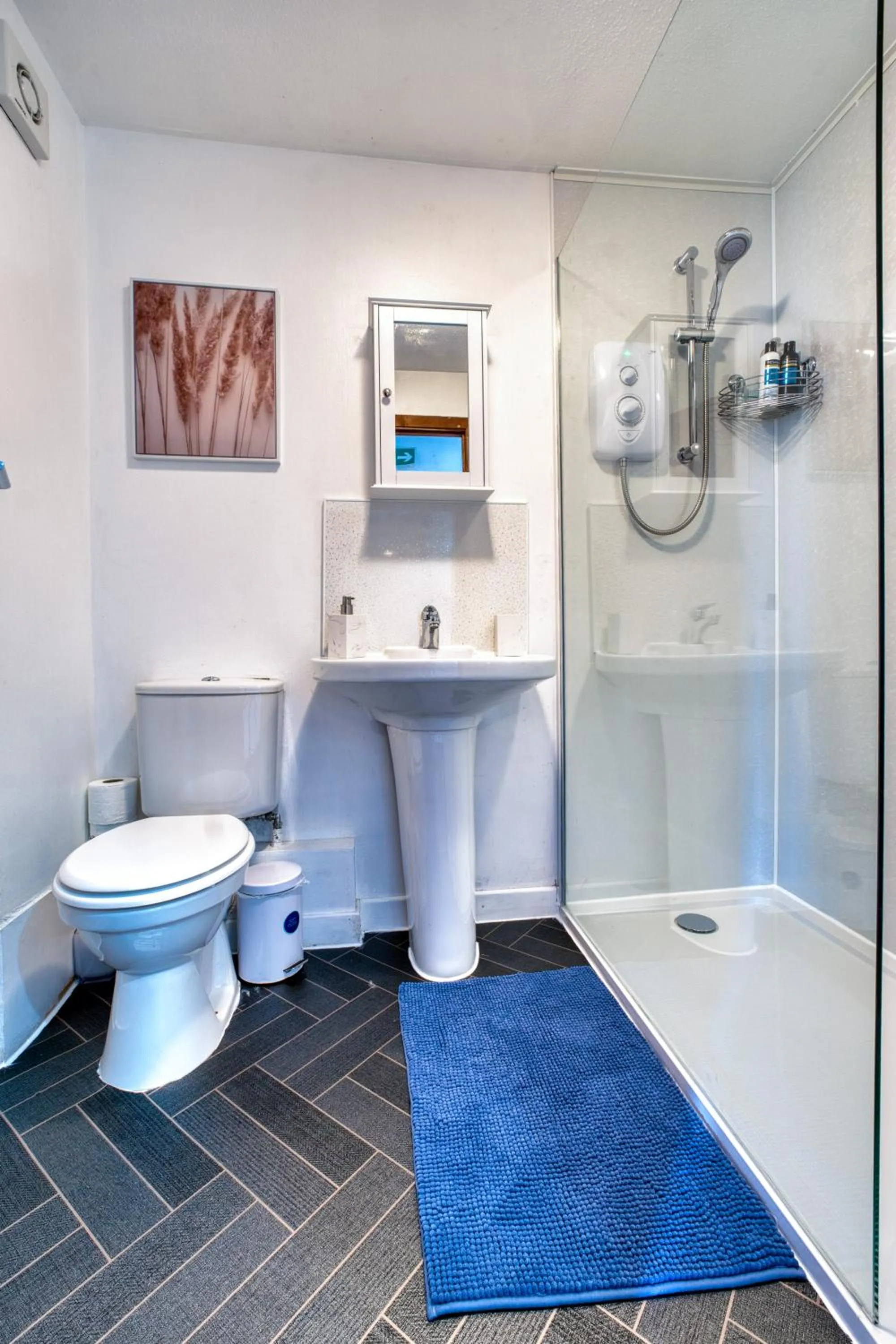 Two Bed Holiday Home with Free Parking in Inverness