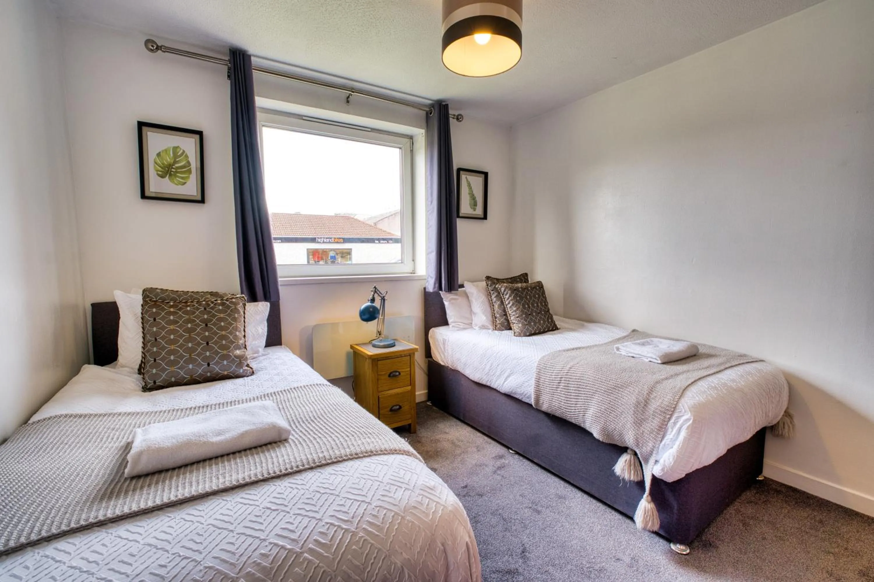 Two Bed Holiday Home with Free Parking in Inverness