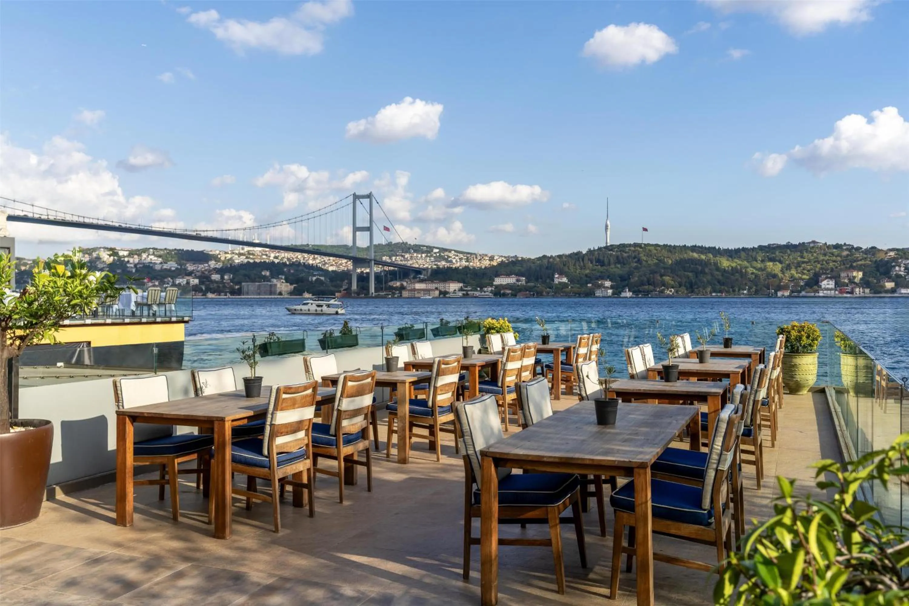 Lounge or bar in Radisson Blu Bosphorus Hotel