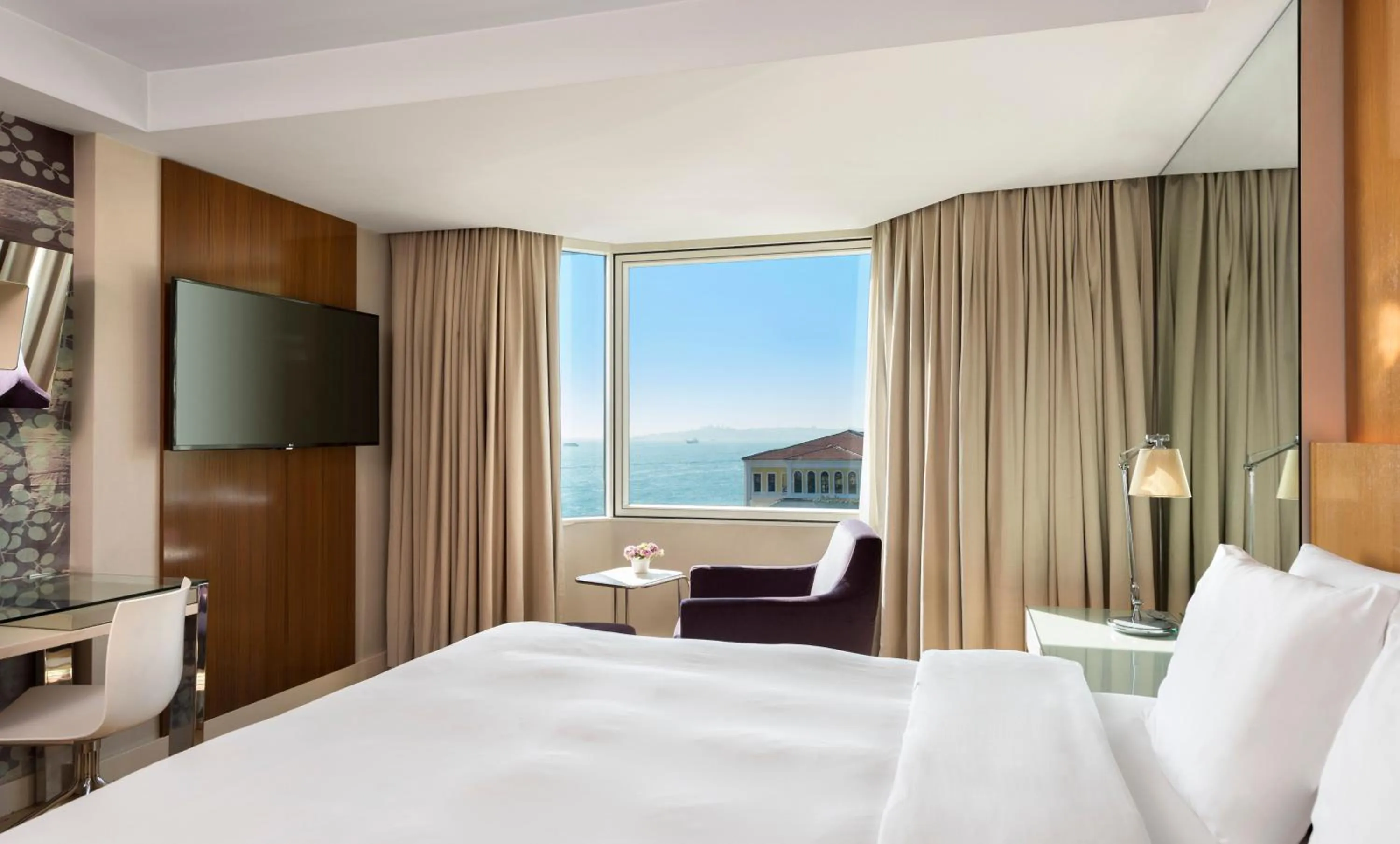Property building, Bed in Radisson Blu Bosphorus Hotel