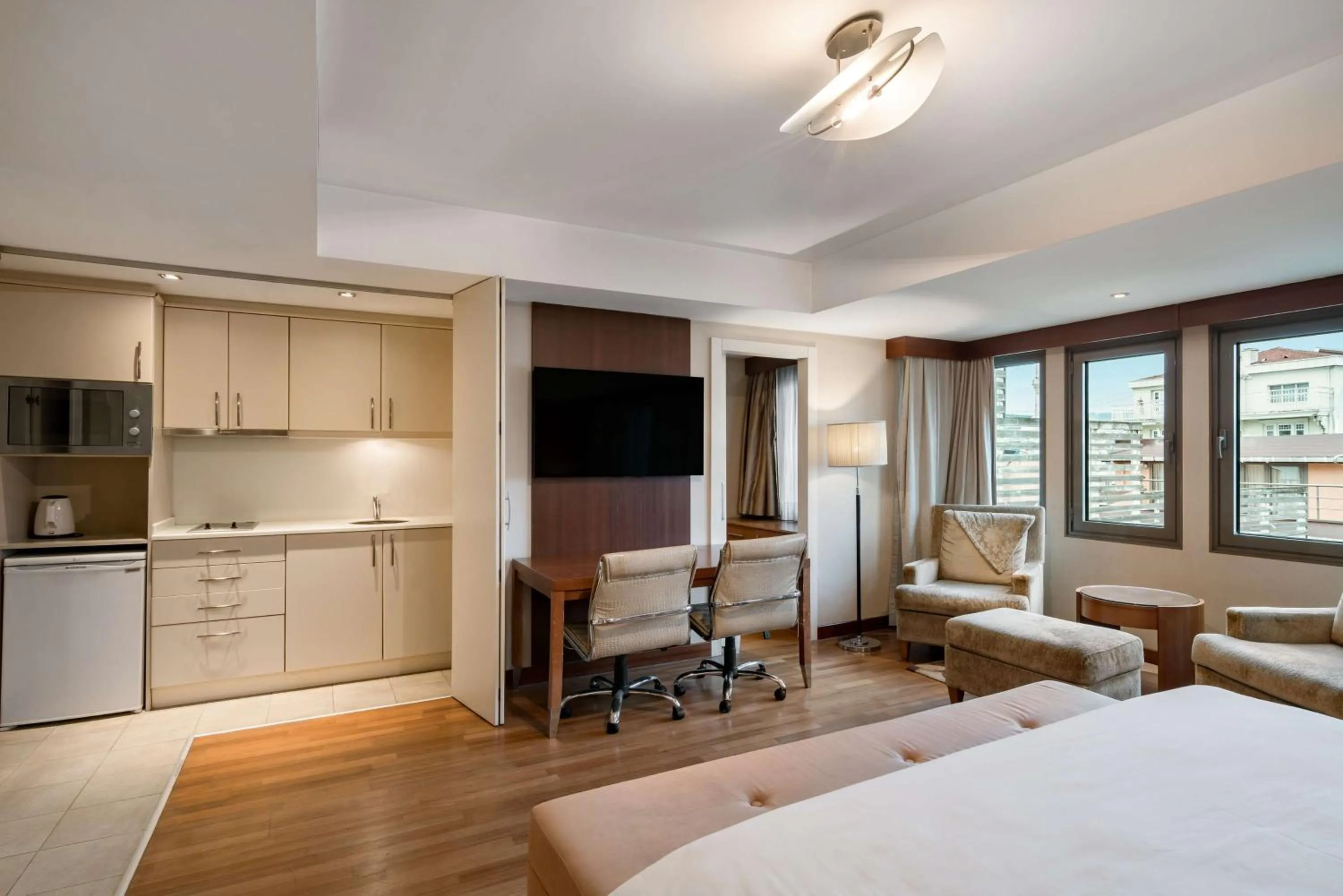 Kitchen or kitchenette, Bed in Radisson Blu Bosphorus Hotel