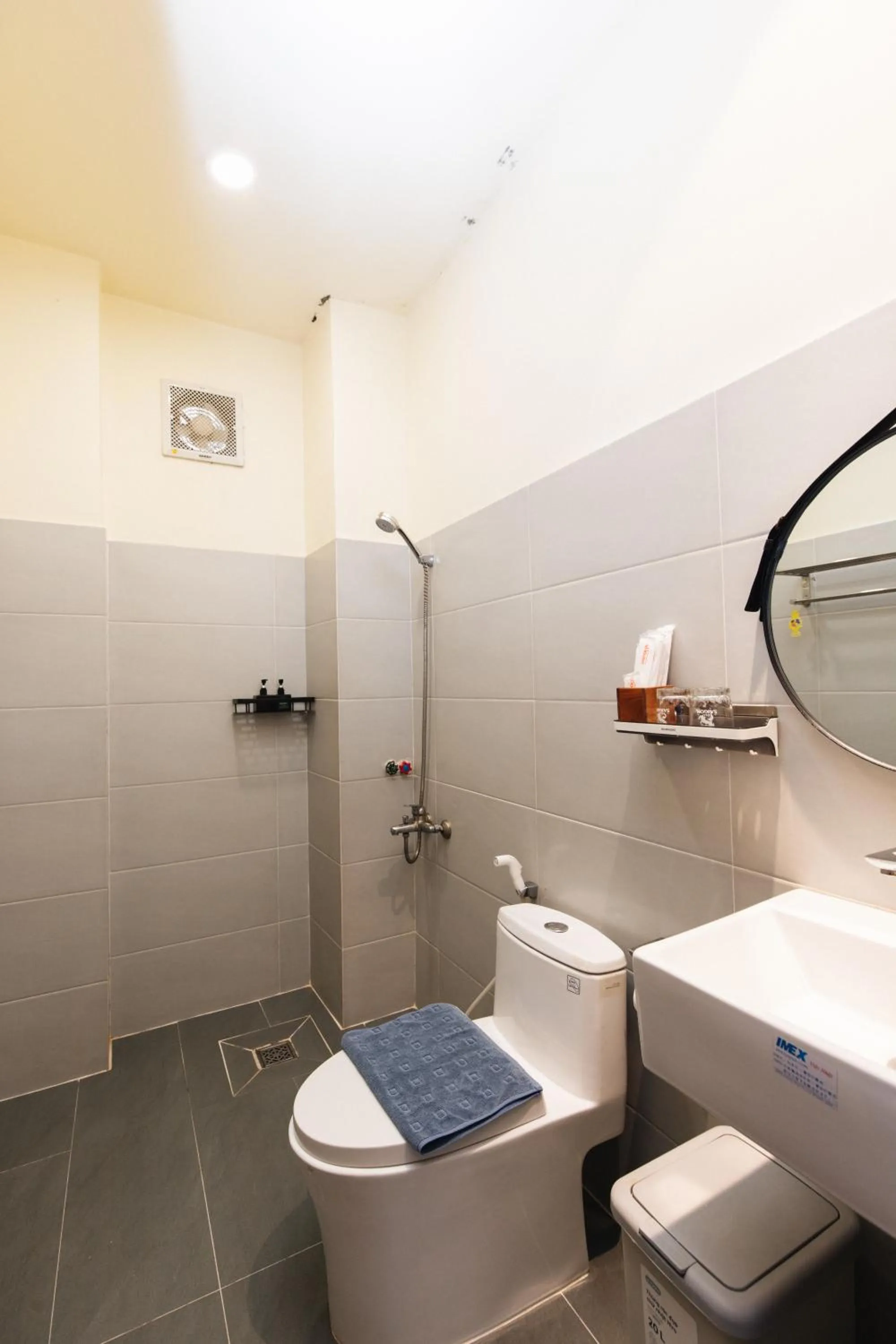 Shower in 9 Hostel and Suites