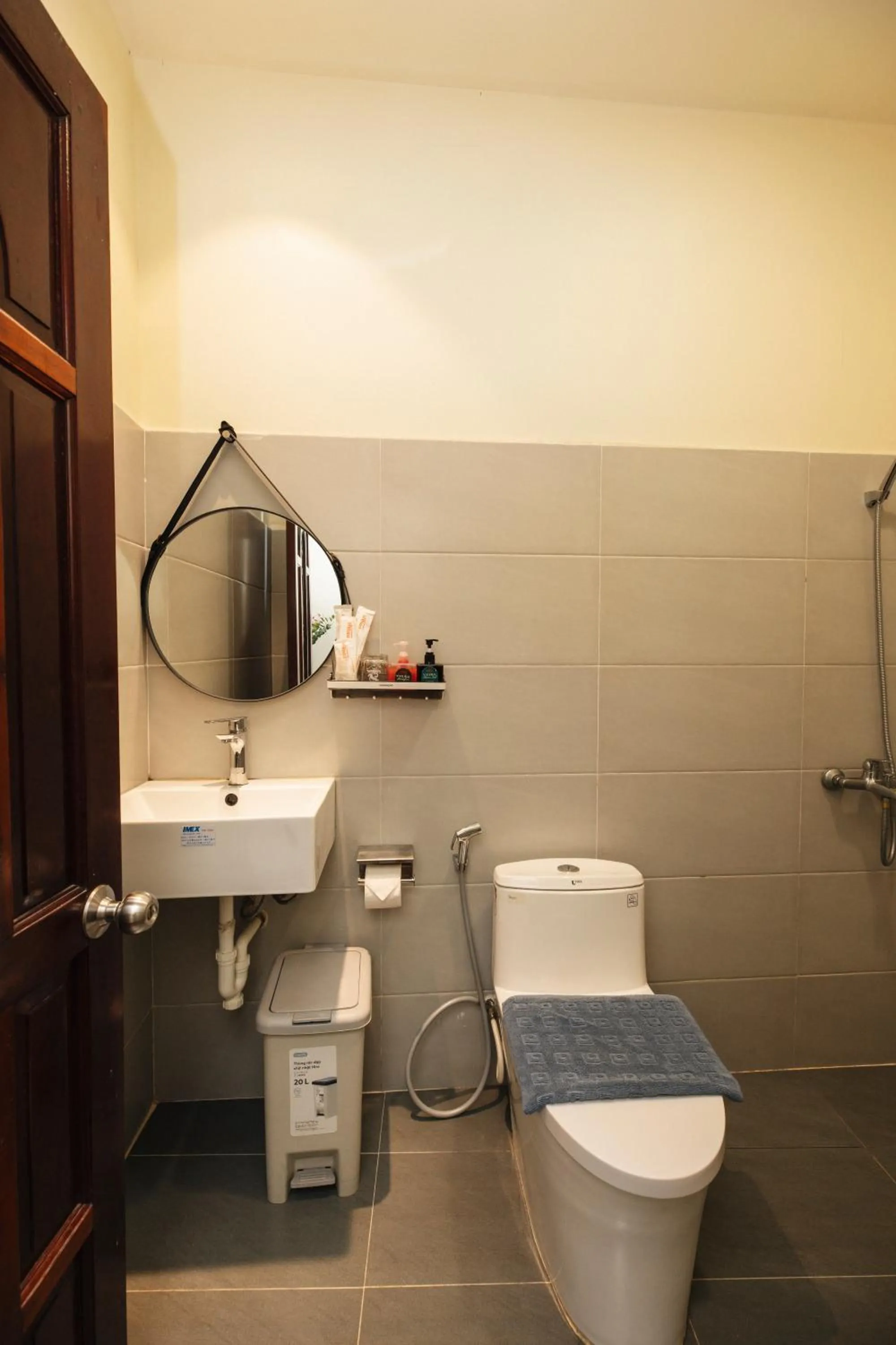 Toilet in 9 Hostel and Suites