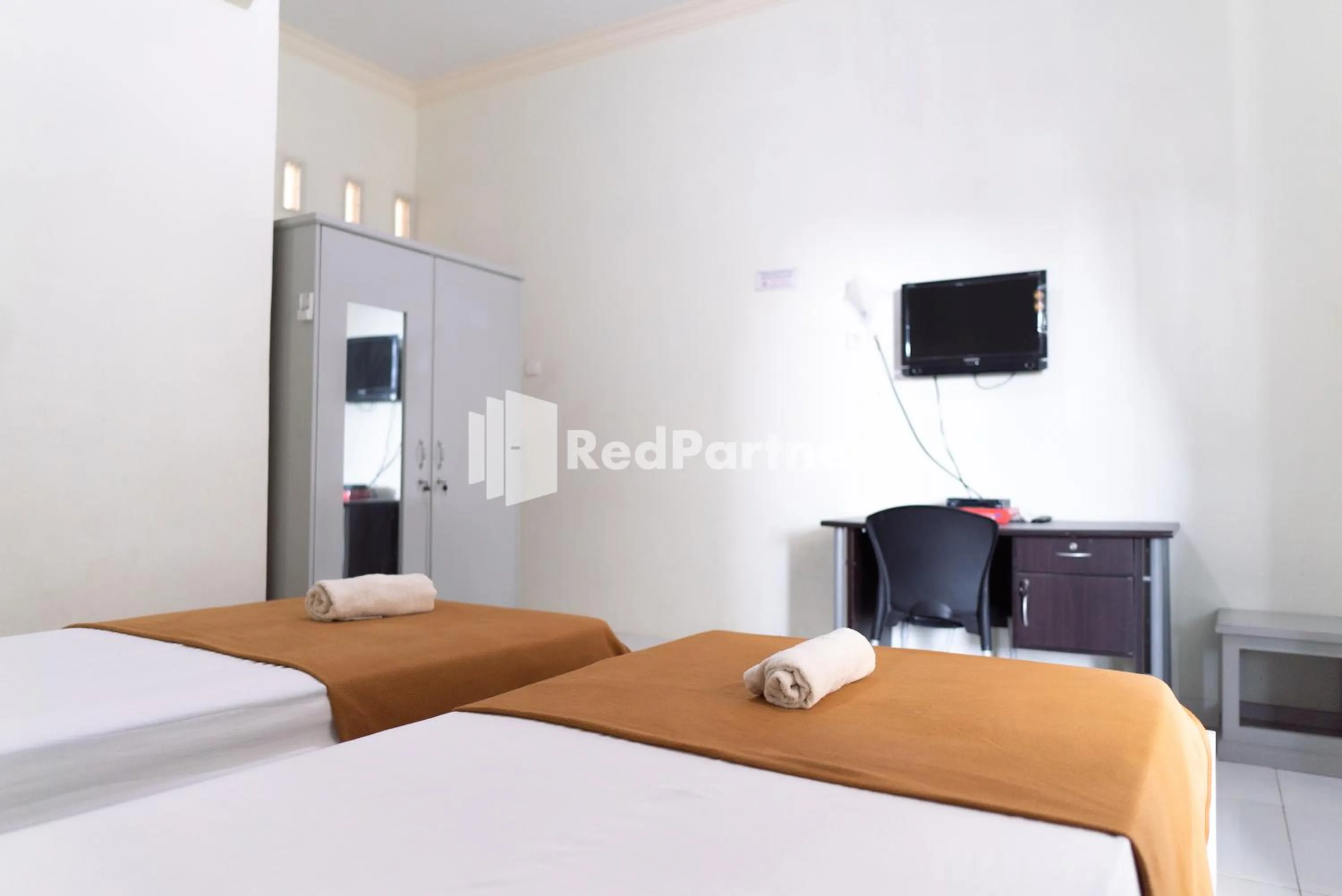 Bedroom, Bed in Wisma Aini Syariah Lampung Mitra RedDoorz