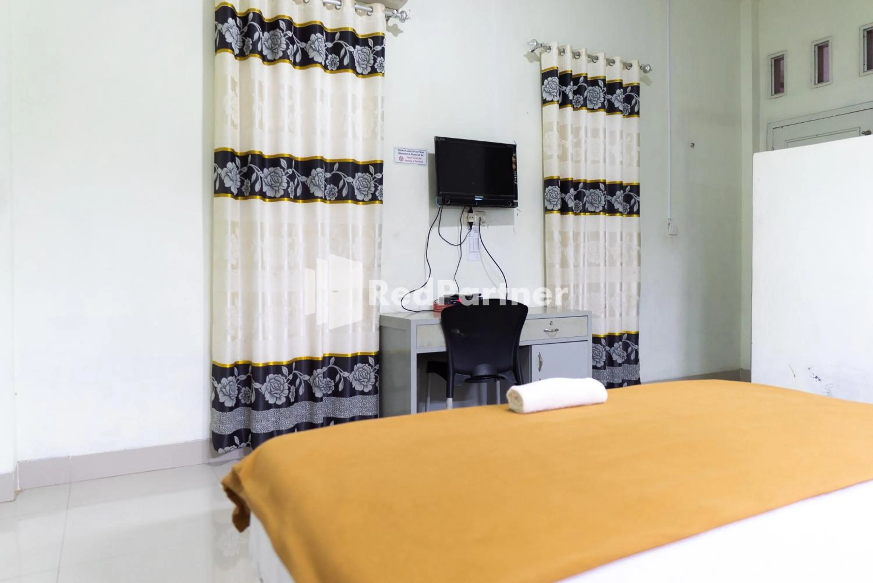 Bedroom, Bed in Wisma Aini Syariah Lampung Mitra RedDoorz