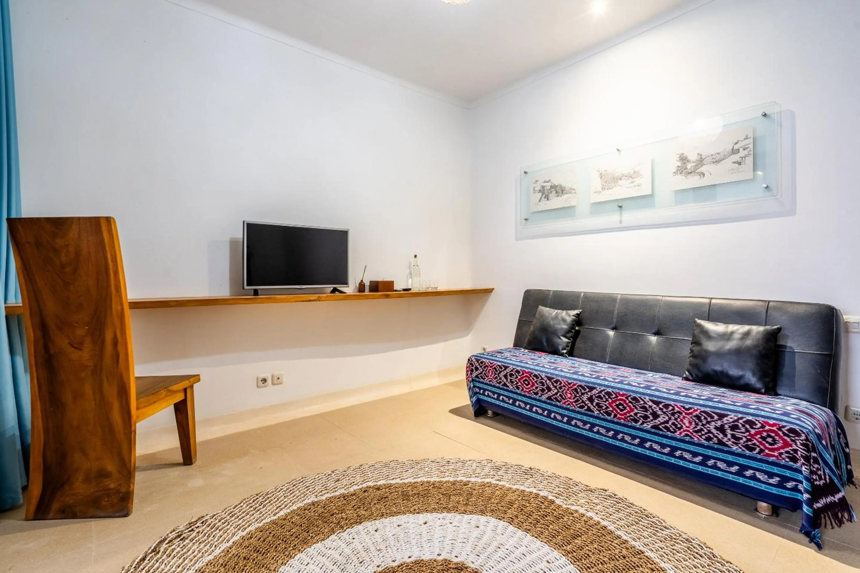 TV and multimedia in Inlight Lombok Beach Hotel