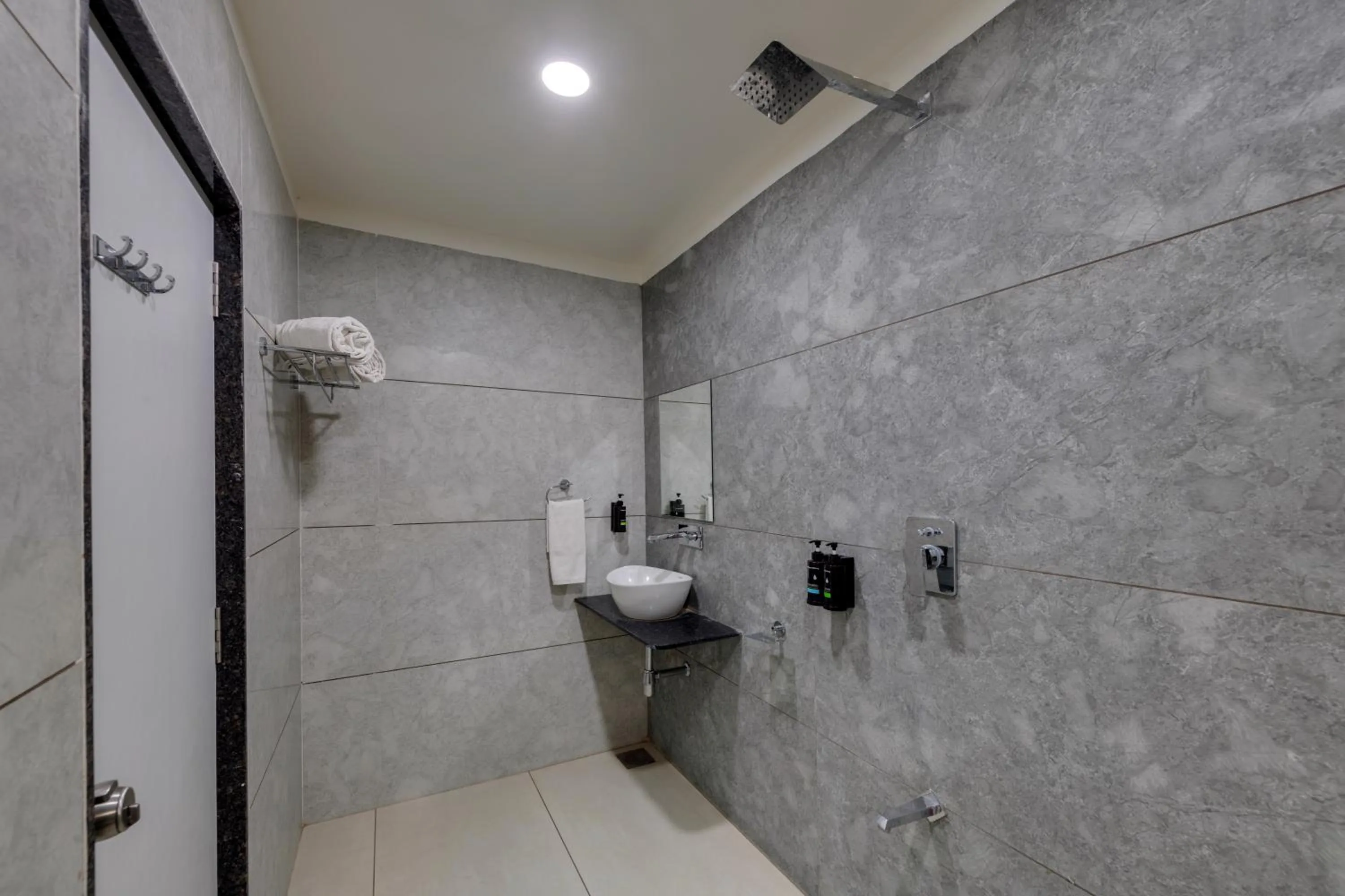 Shower in Sai Unity Boutique Stay