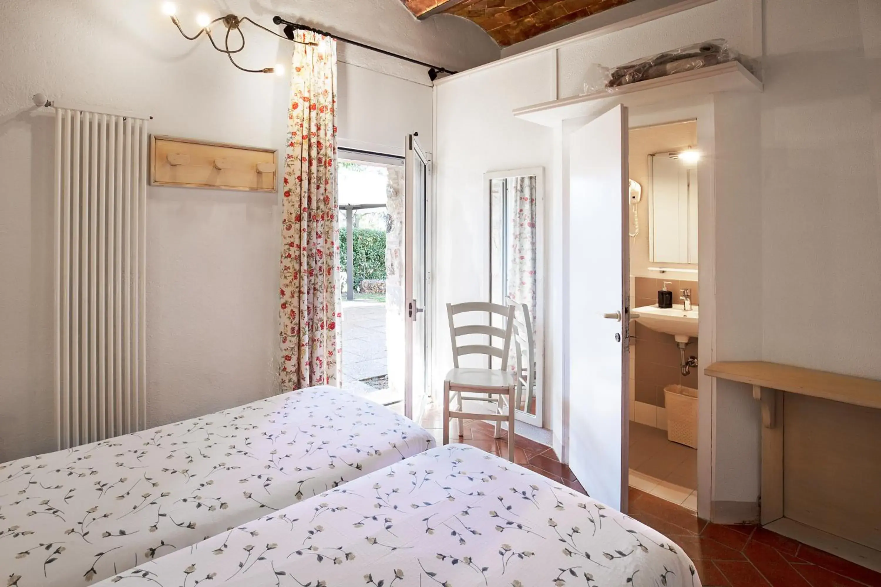 Budget Twin Room in Massa Vecchia Budget Twin Room in Massa Vecchia