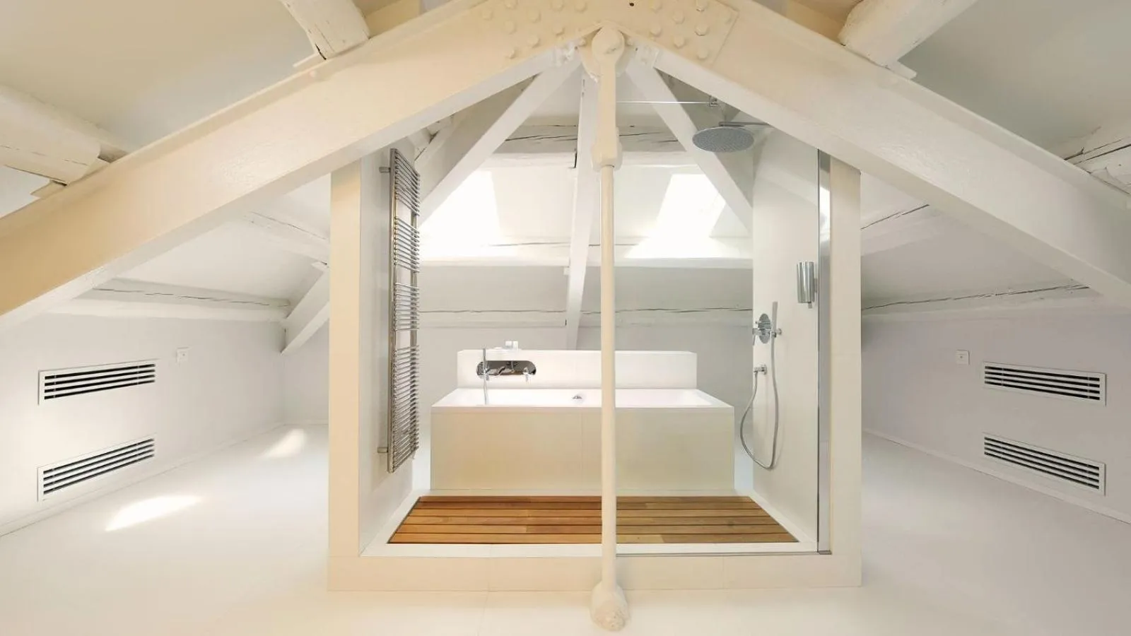 Bathroom, Bed in I Portici Hotel Bologna