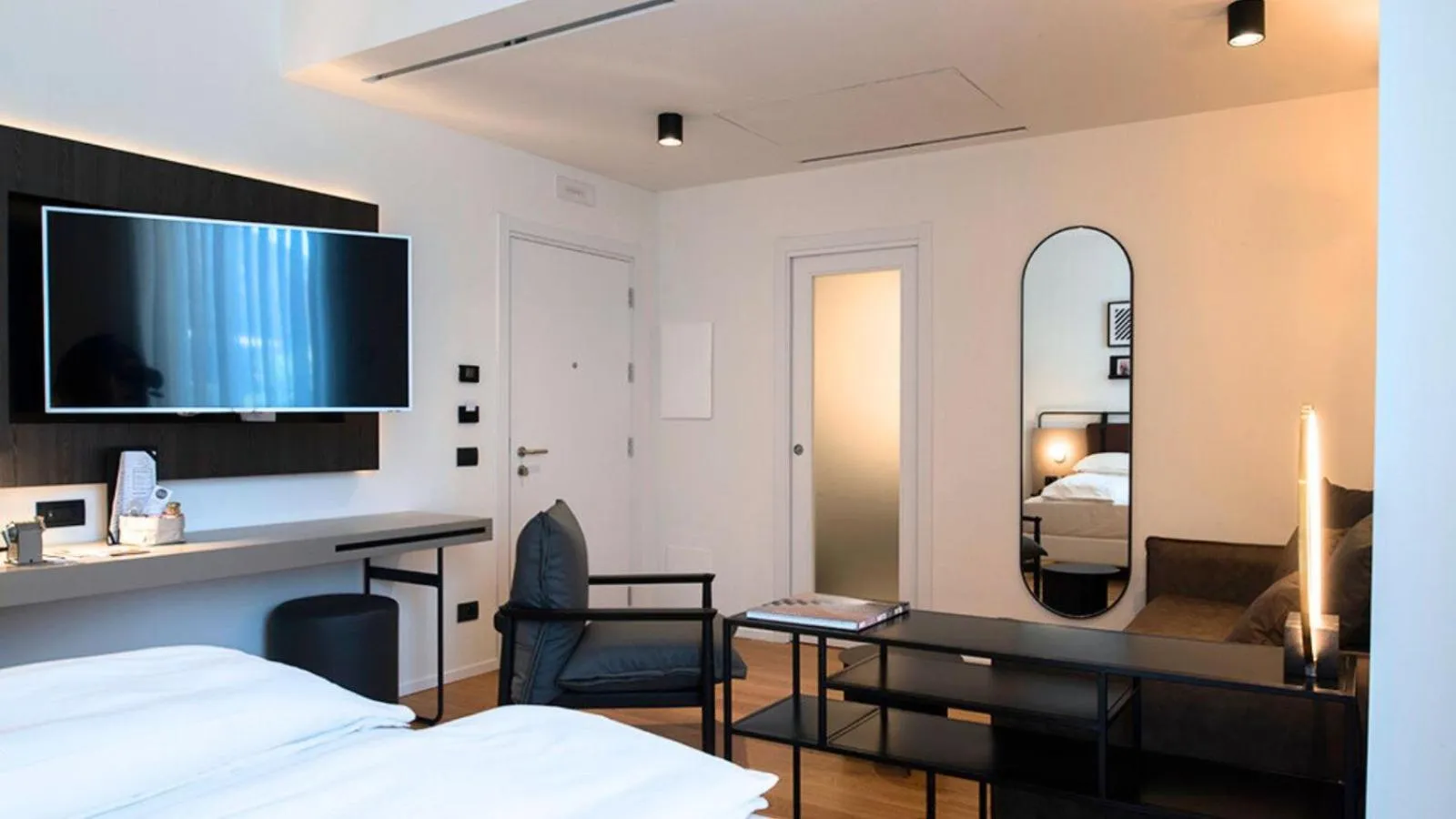 TV and multimedia, Bed in I Portici Hotel Bologna