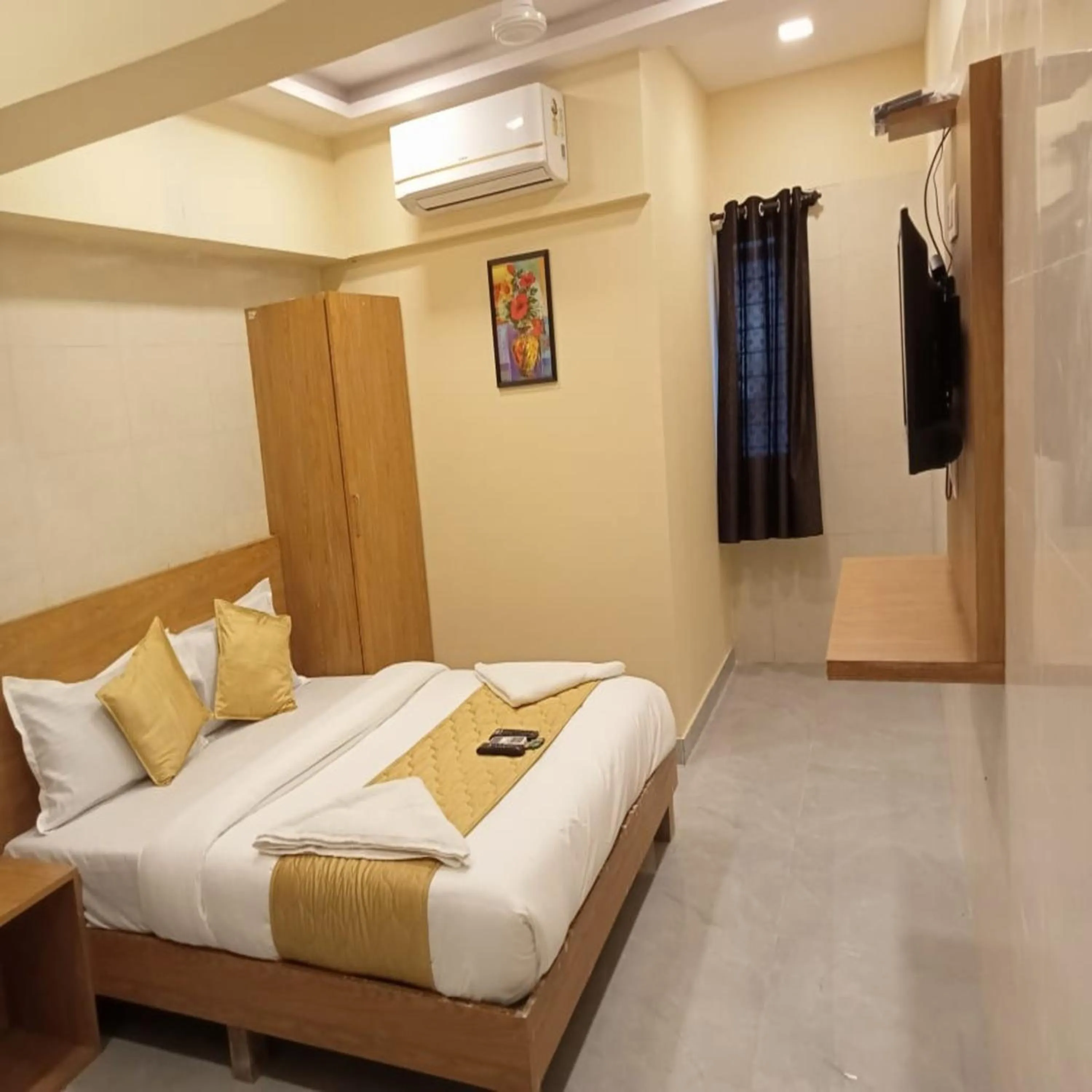 Bed in Hotel New Sarah Inn, Andheri West