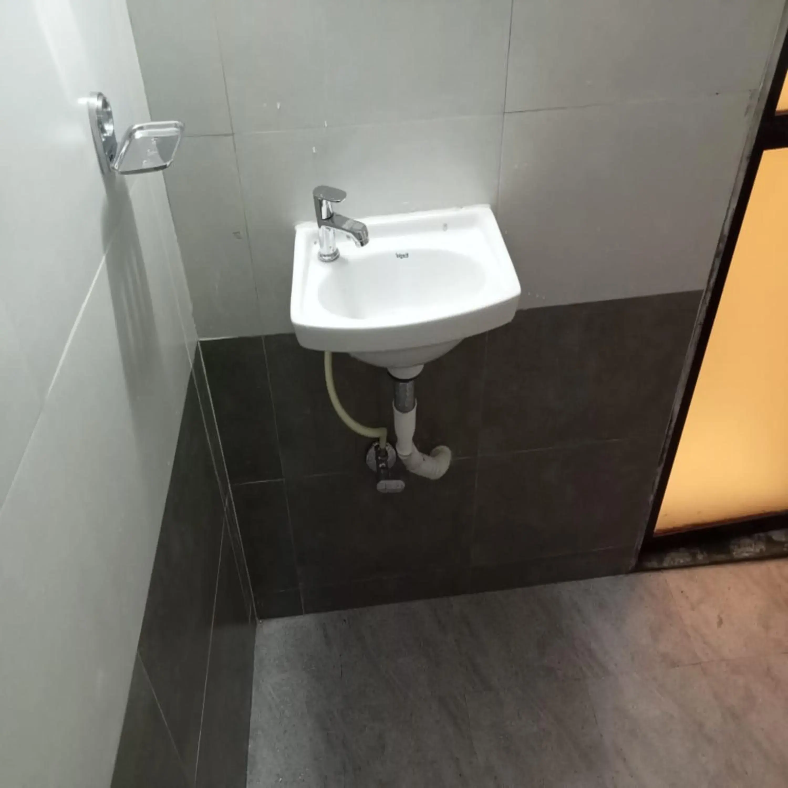 Bathroom in Hotel New Sarah Inn, Andheri West Bathroom in Hotel New Sarah Inn, Andheri West