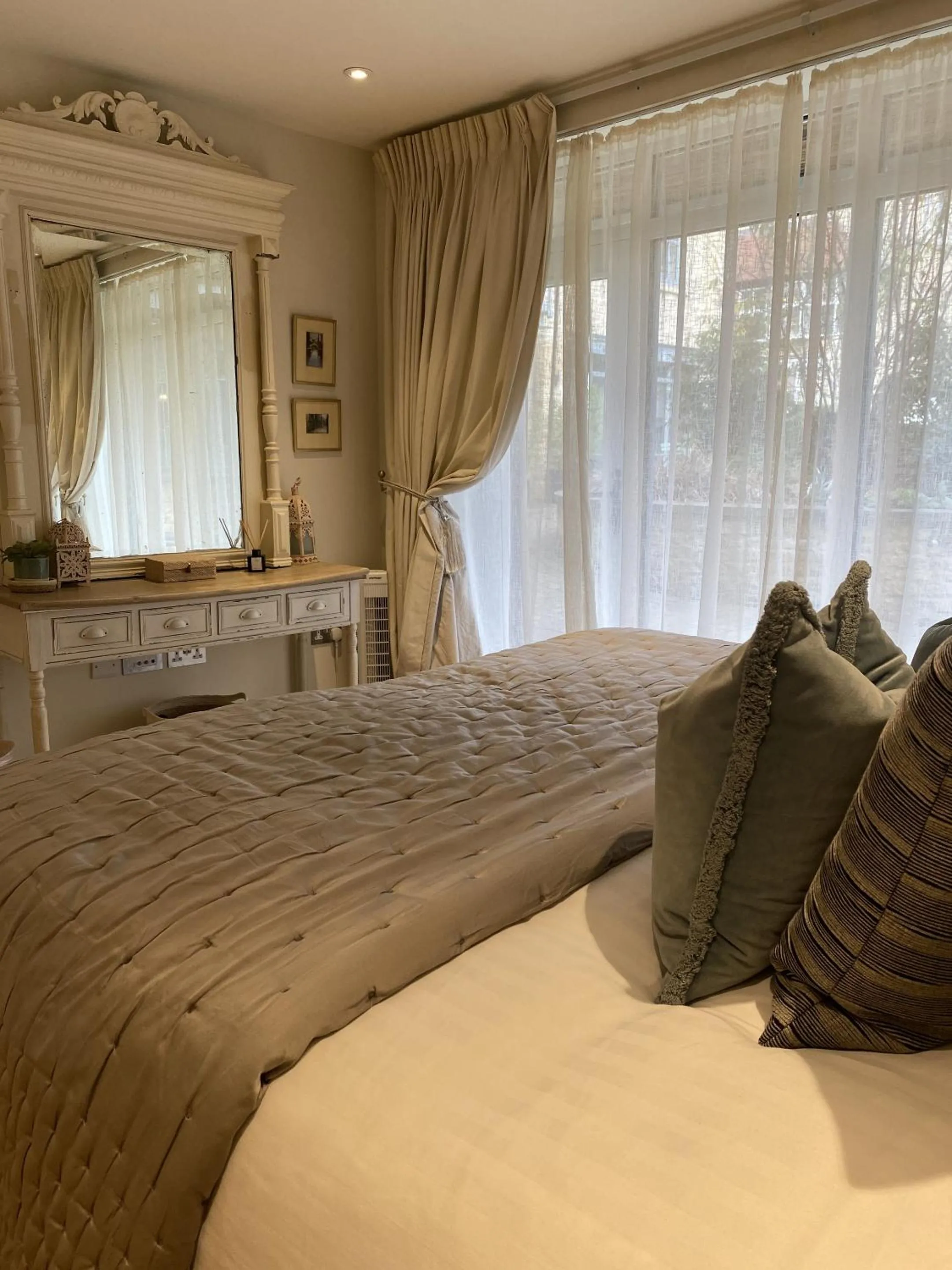 Bedroom, Bed in Walcot Yard with parking, Bath Keys