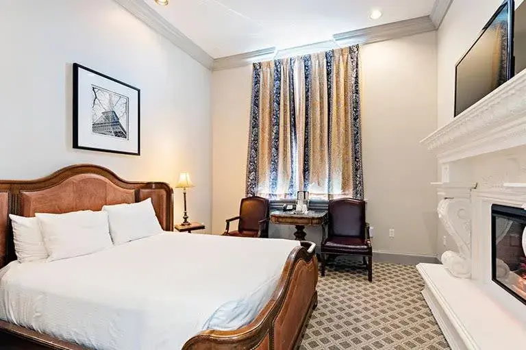 Queen Room in Chateau Avalon Queen Room in Chateau Avalon