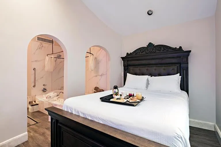 Hot Tub, Bed in Chateau Avalon