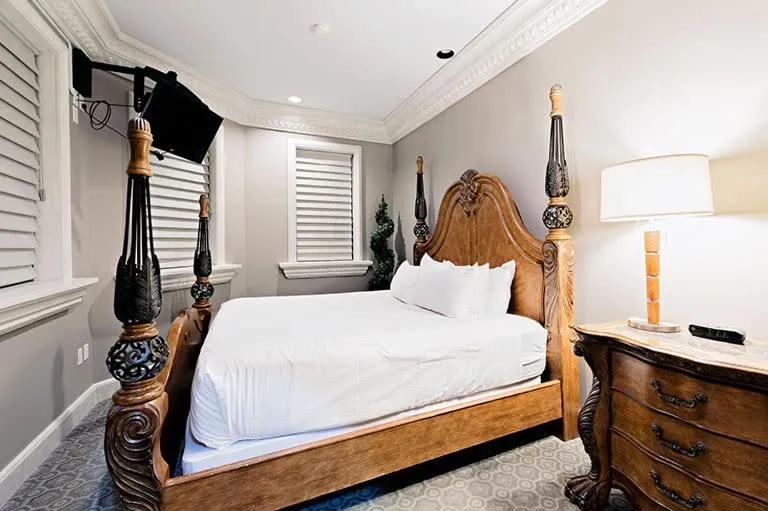 Bed in Chateau Avalon