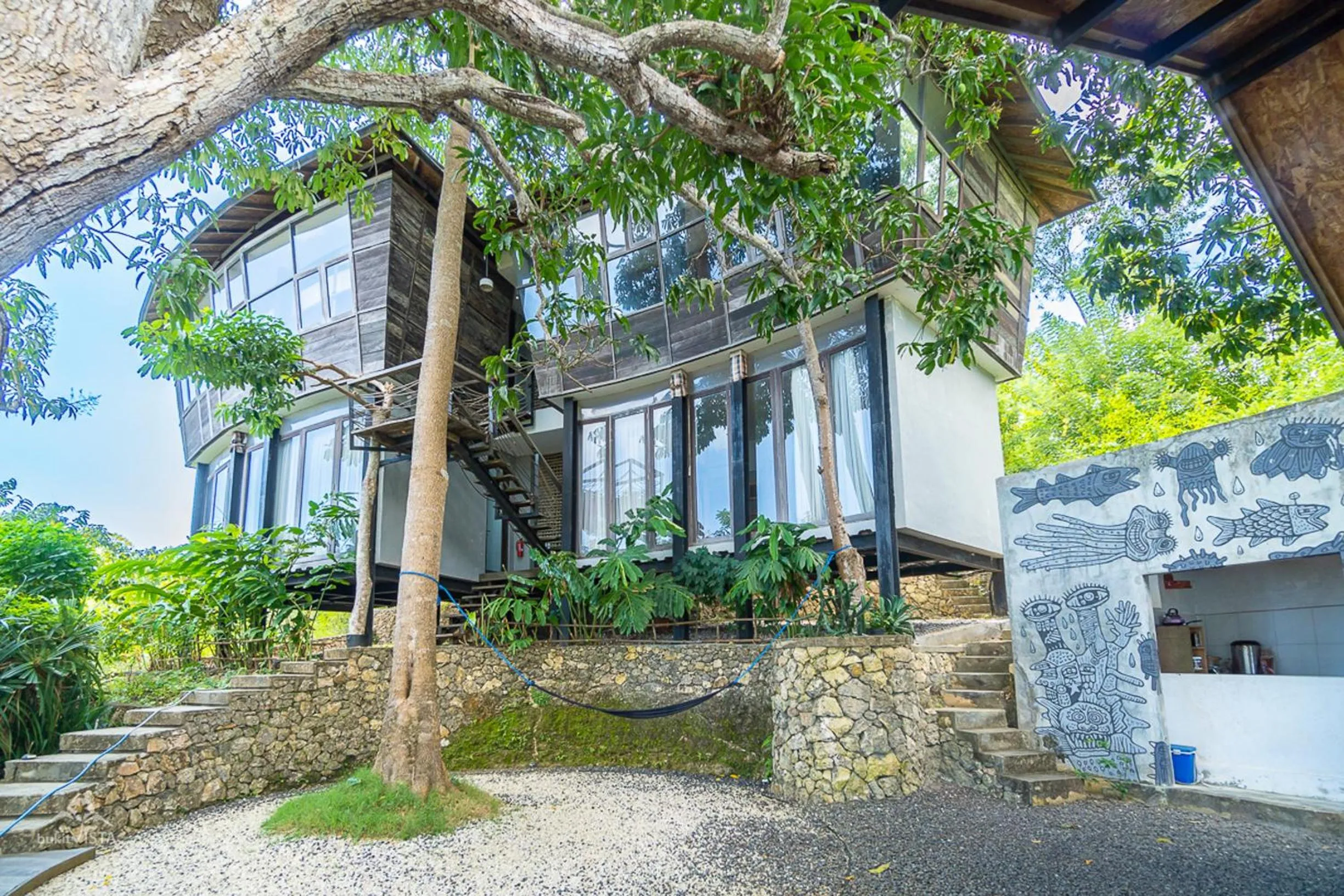 Property building in Bong Hostel Nusa Lembongan by Bukit Vista