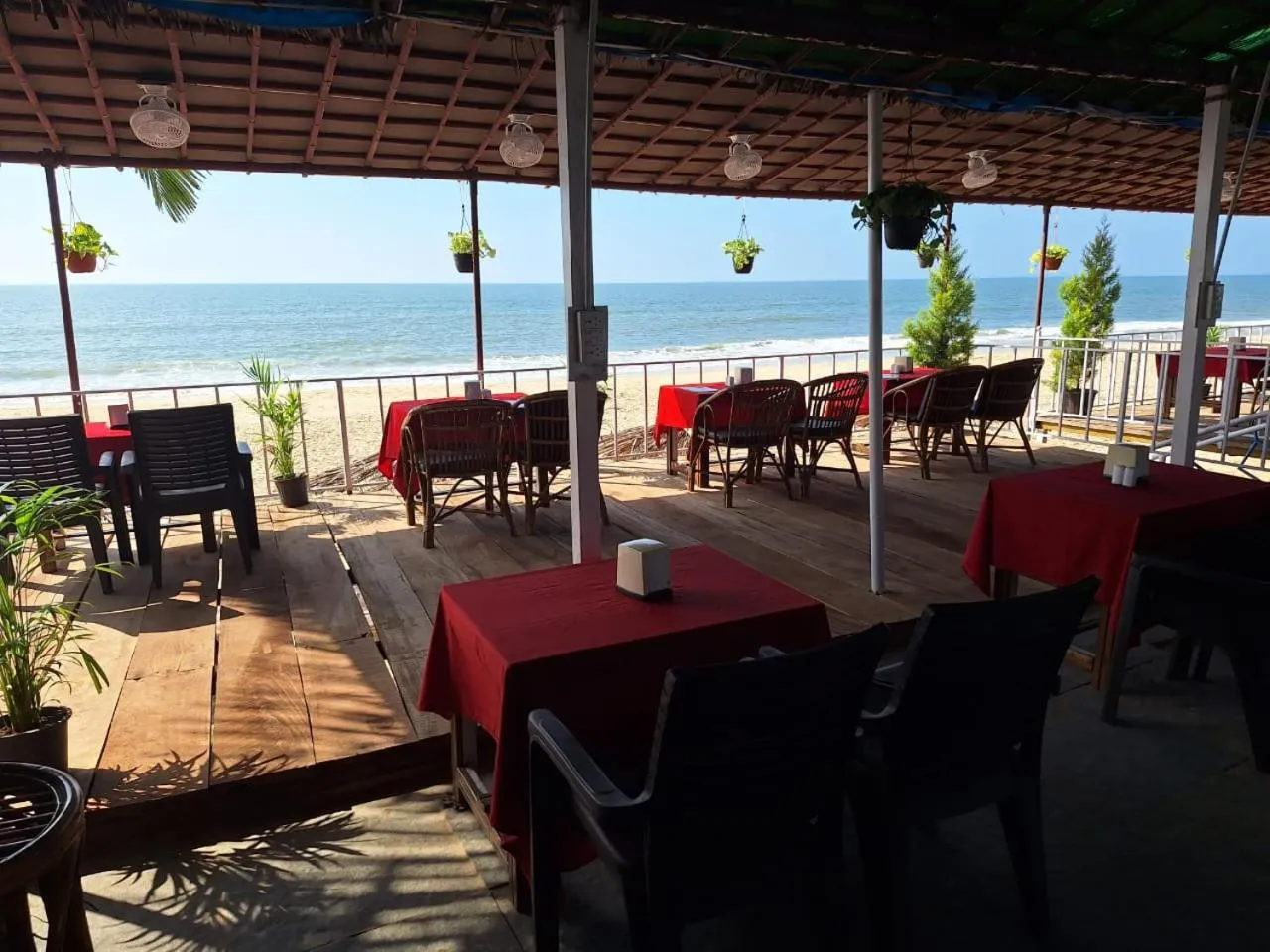 Restaurant/places to eat in Happy Shack Beach And Wooden Huts