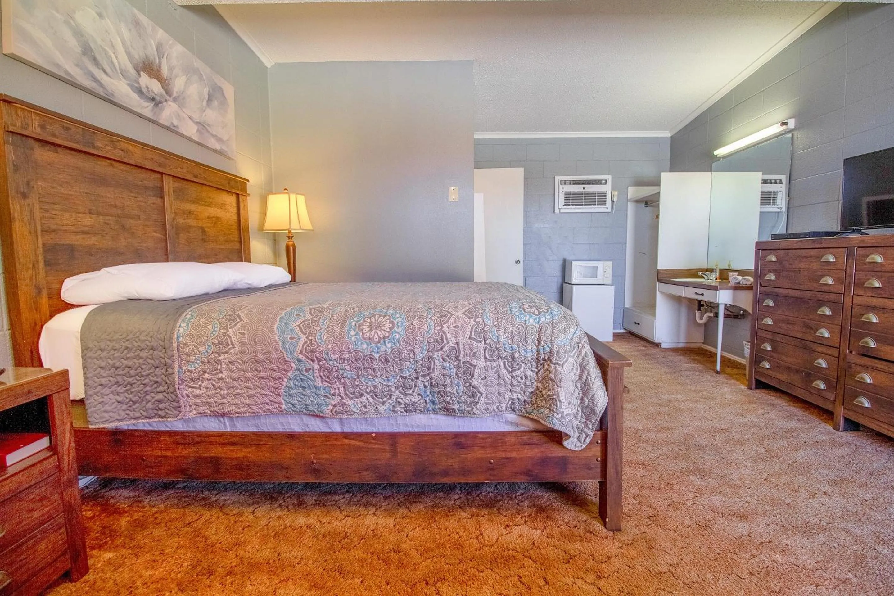 Bedroom, Bed in Wheeler Inn Texas, US - 83 By OYO