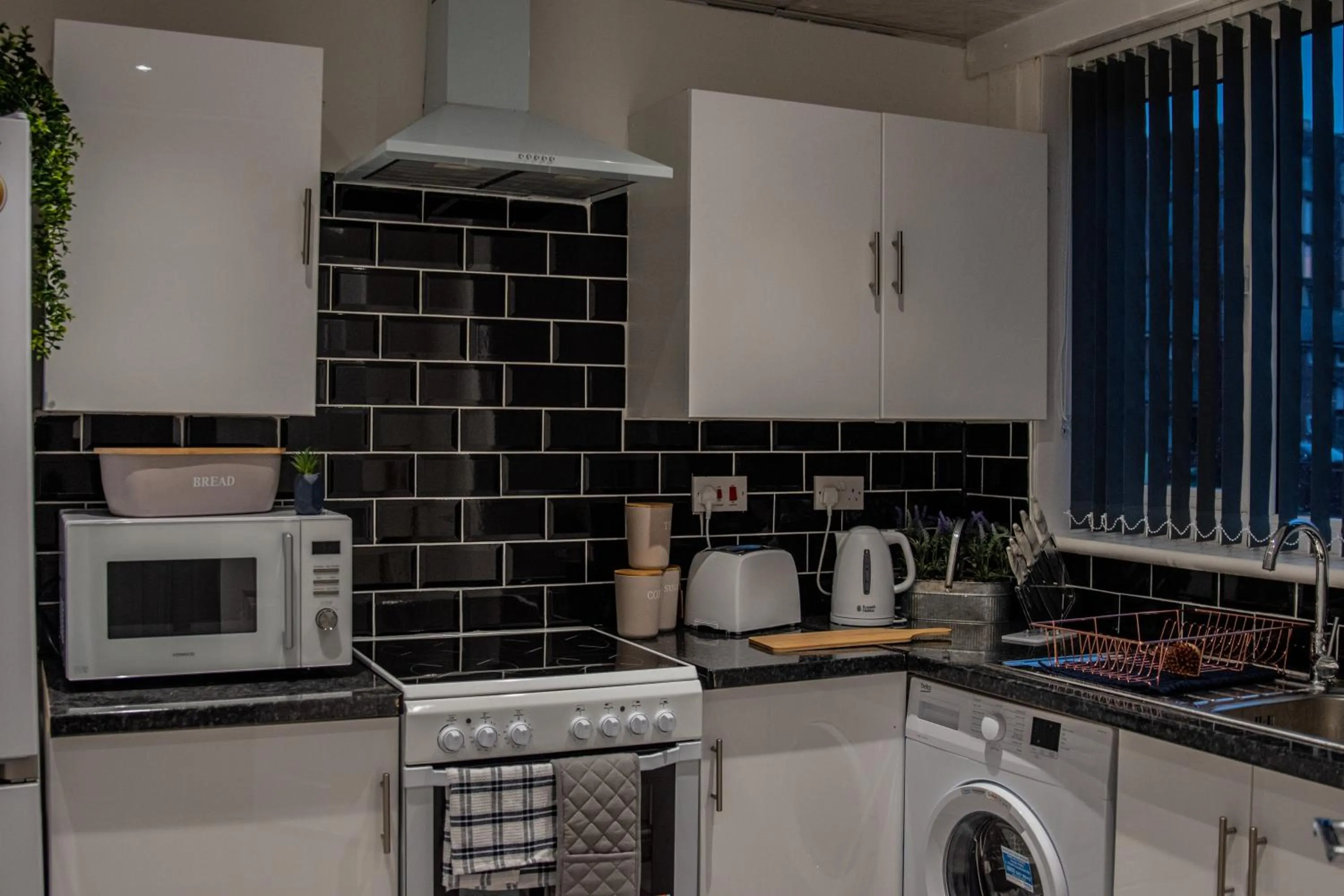 Kitchen or kitchenette in BV Comfy Spacious 3 Bedroom House At Tatton Street Manchester