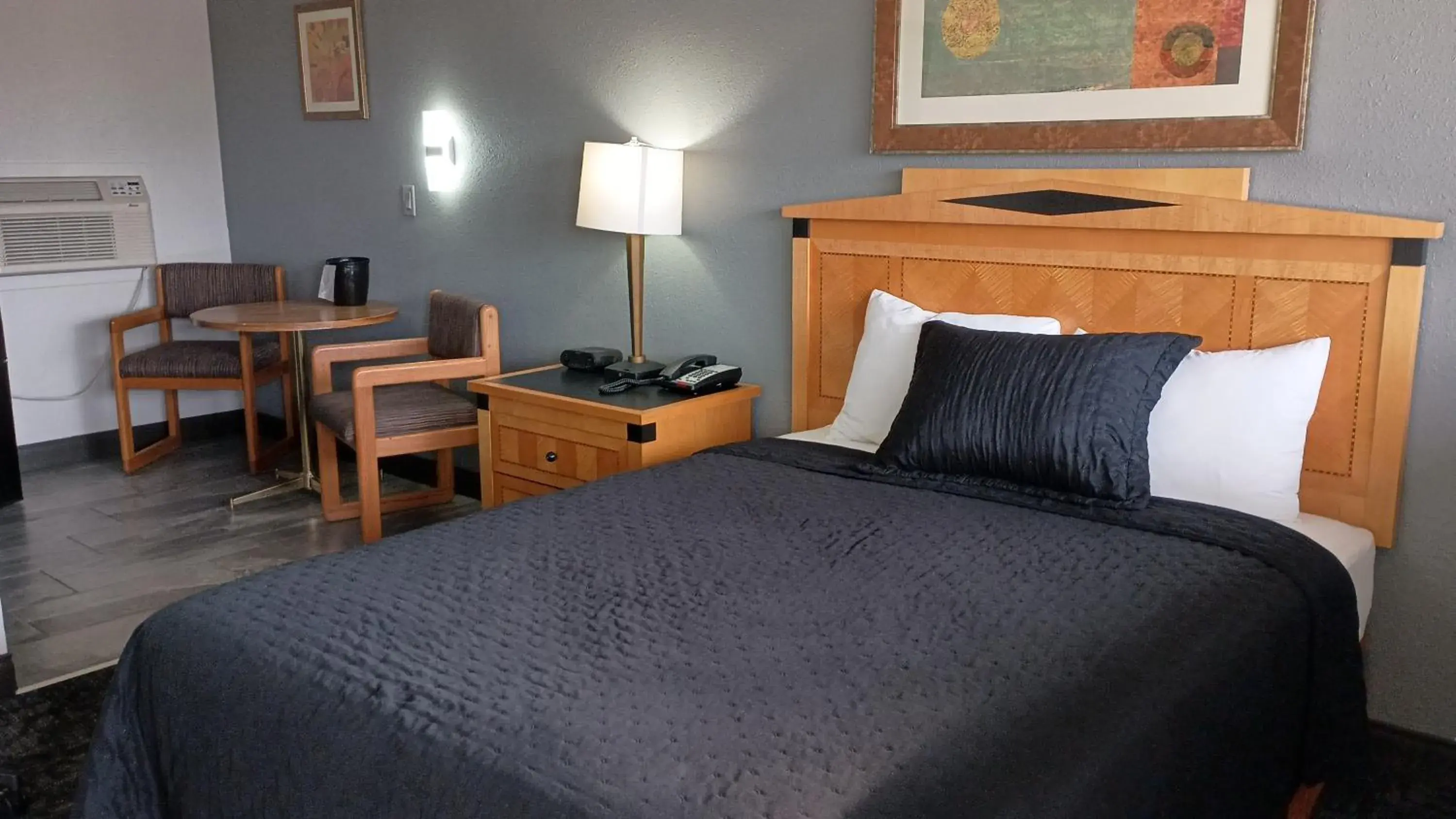 Economy Single Room in Econo Inn Economy Single Room in Econo Inn