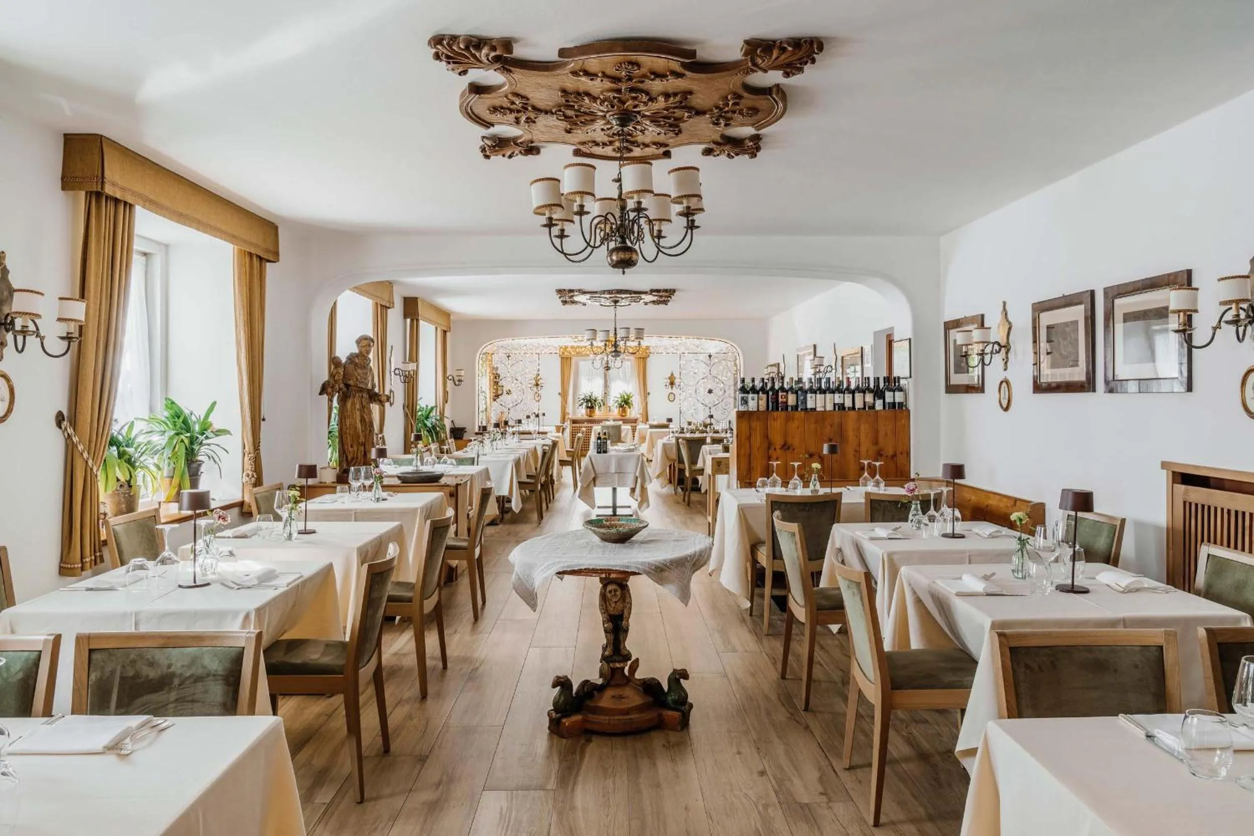 Restaurant/places to eat in Hotel Menardi