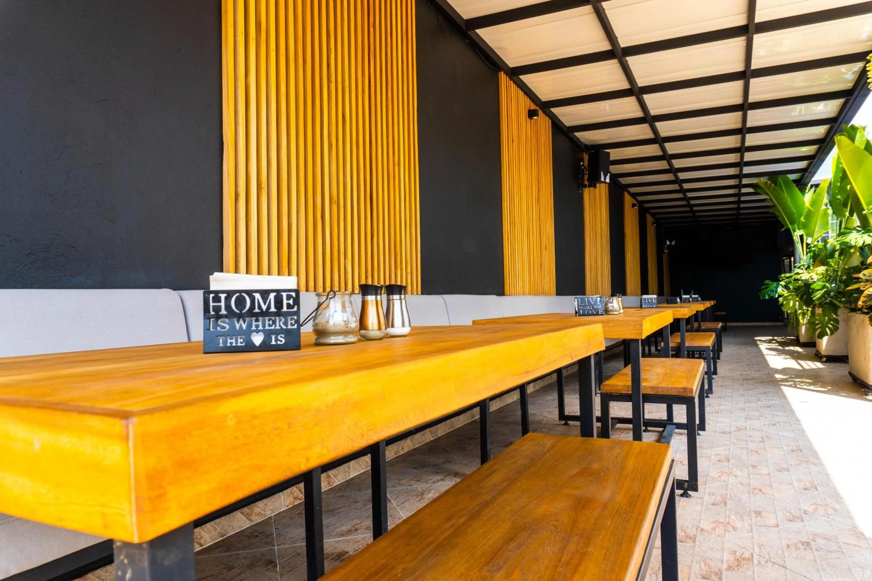 Restaurant/places to eat in Hotel California City