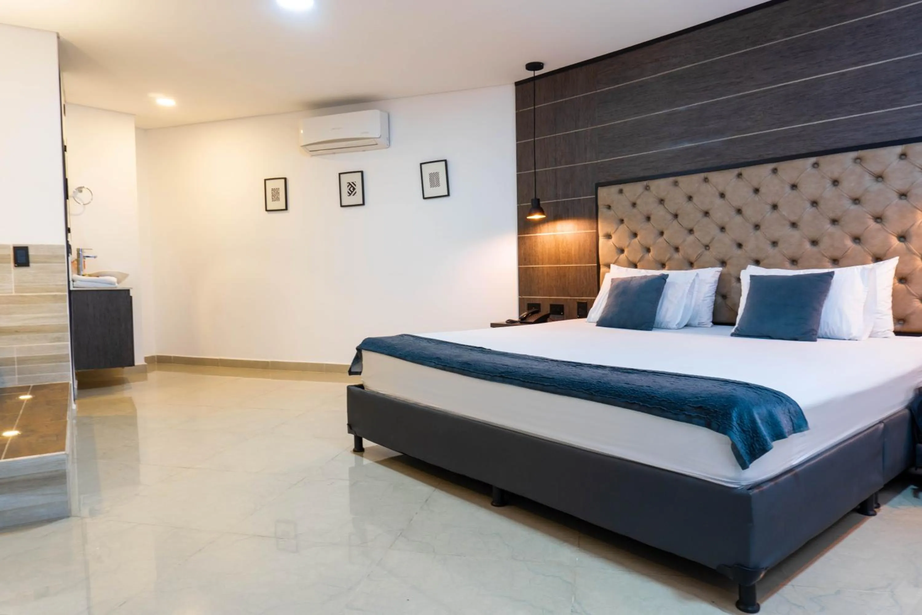 Bed in Hotel California City