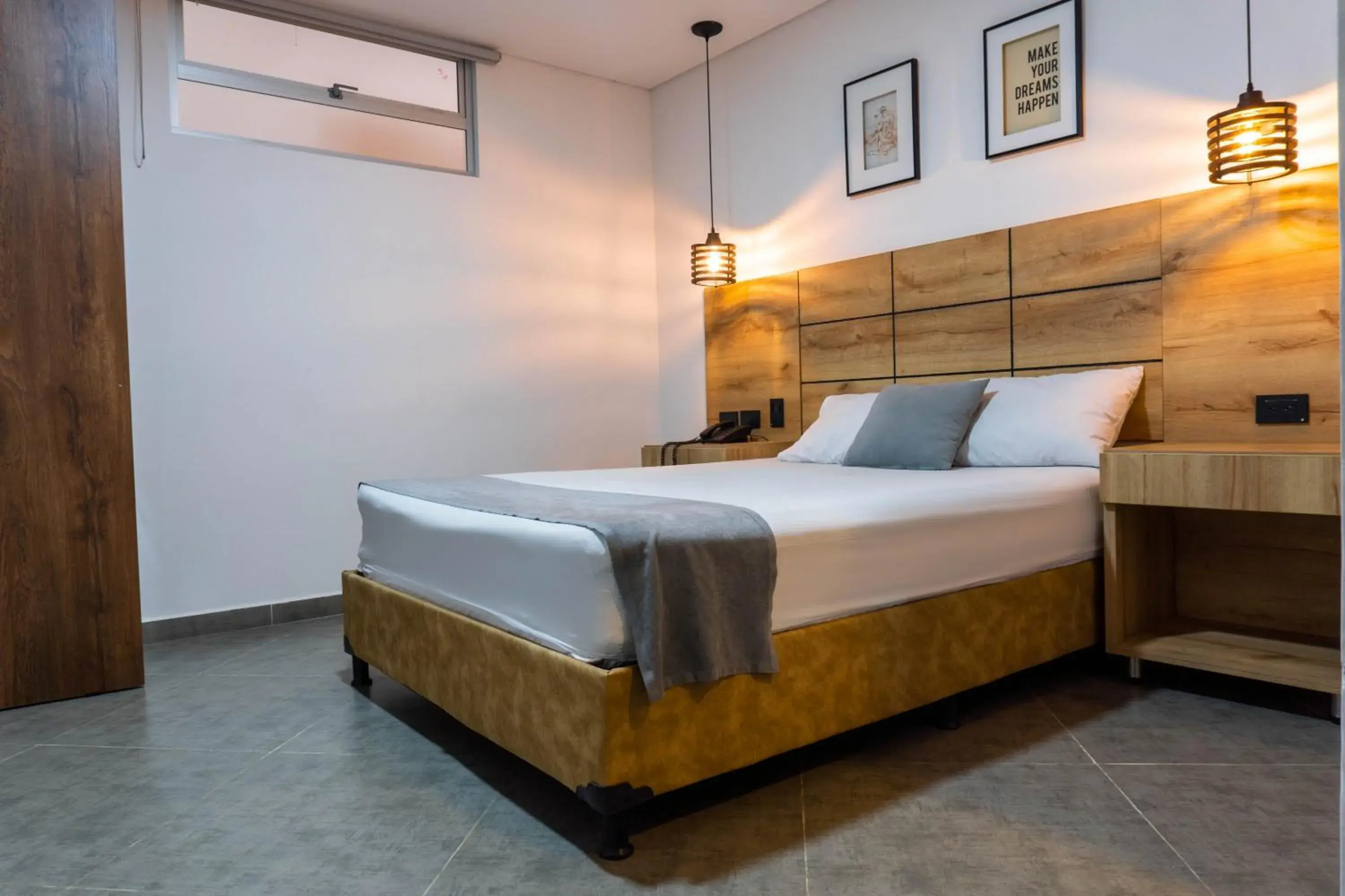 Standard Queen Room - single occupancy in Hotel California City Standard Queen Room - single occupancy in Hotel California City